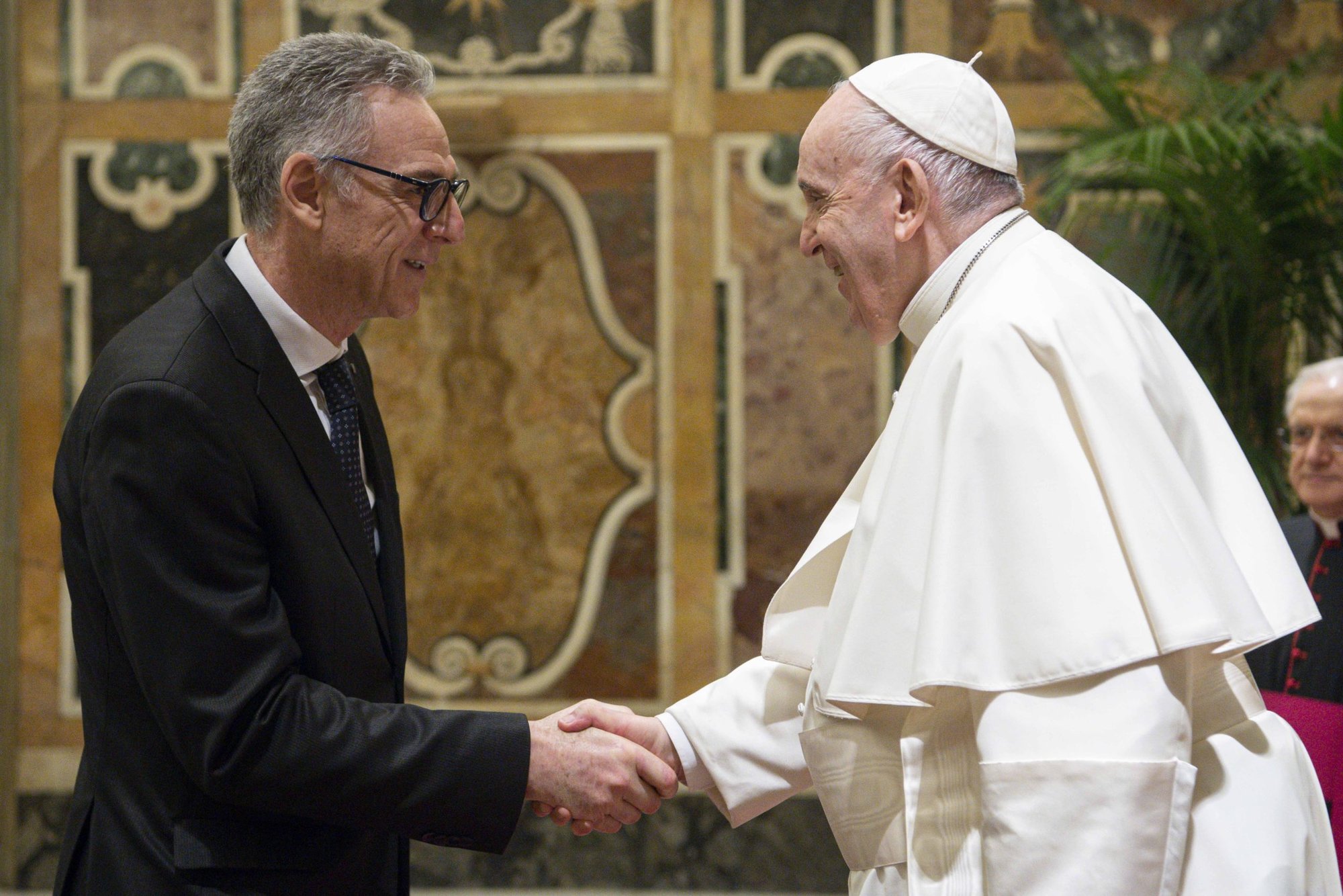 El Papa Francisco saluda a Gabriele Buia, presidente de la Asociación Nacional Italiana de Contratistas de la Construcción, durante una audiencia con miembros de la asociación en el Vaticano el 20 de enero de 2022. El Papa dijo que al garantizar la seguridad en el lugar de trabajo, las empresas defienden la "dignidad del trabajo." (Foto CNS /Vatican Media)