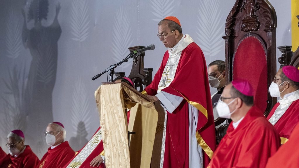 El cardenal salvadoreño Gregorio Rosa Chávez celebra la misa de beatificación del padre jesuita Rutilio Grande, el padre franciscano Cosme Spessotto, Nelson Rutilio Lemus y Manuel Solórzano en San Salvador el 22 de enero de 2022. (Foto CNS /Octavio Duran)