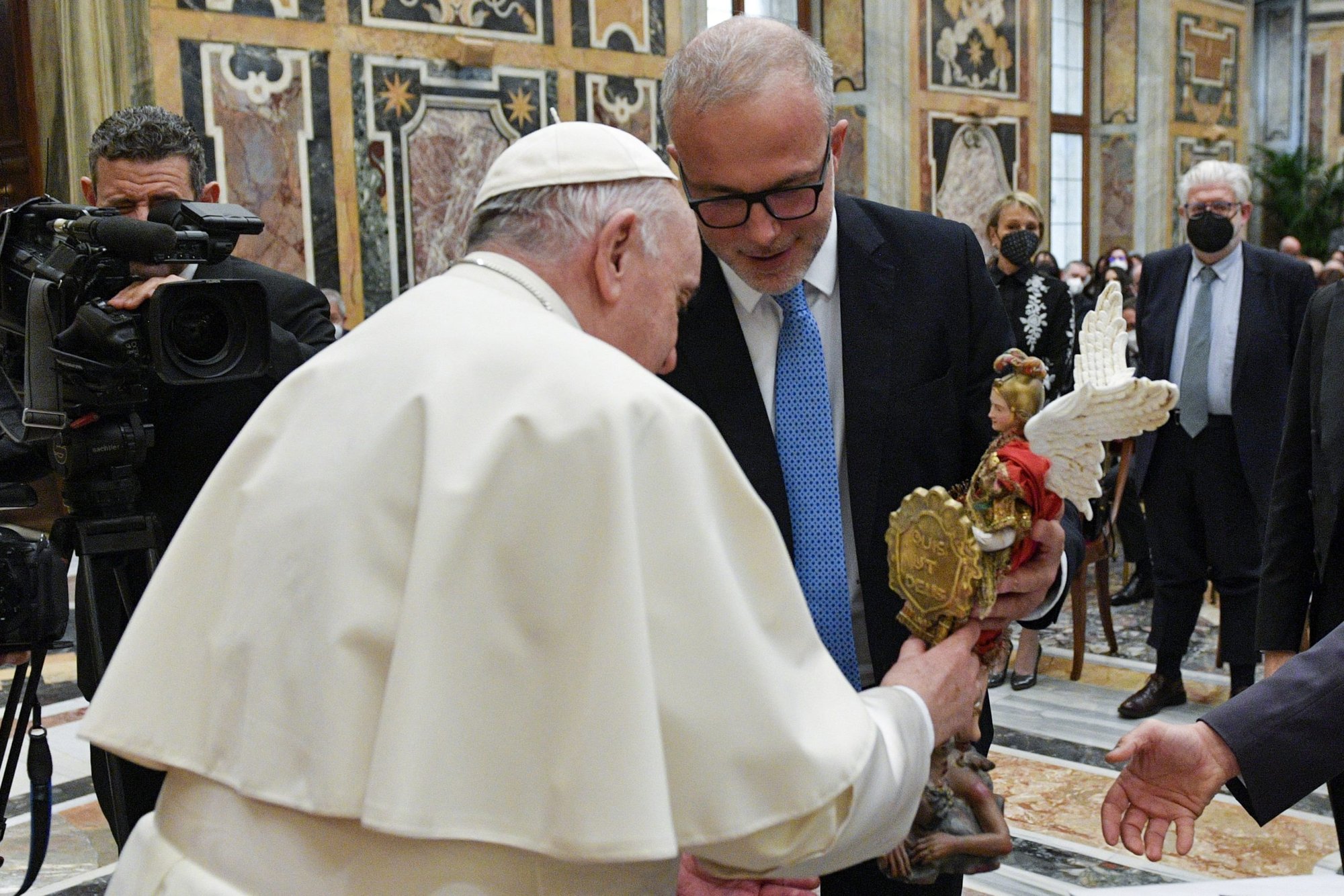 El Papa Francisco acepta un regalo durante una audiencia con una delegación de la Agenzia delle Entrate, la agencia gubernamental de impuestos de Italia, en el Vaticano el 31 de enero de 2022. El Papa dijo que los impuestos deben servir al bien común y "deben favorecer la redistribución de la riqueza, protegiendo la dignidad de los pobres." (Foto CNS /Vatican Media)
