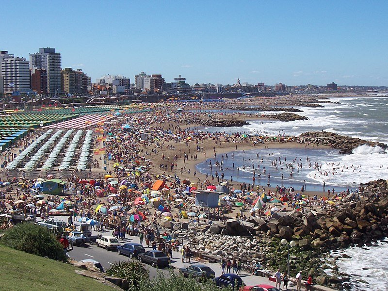 La playa de La Perla en Mar del Plata, durante la temporada alta de verano. (Foto Leandro Kibisz/WikiCommons.)