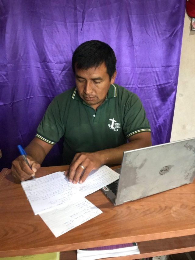 Raúl Toribio en su casa de Formosa, Argentina, mientras participaba en la Asamblea Eclesial de noviembre de 2021. (Crédito: Cortesía de Raúl Toribio).