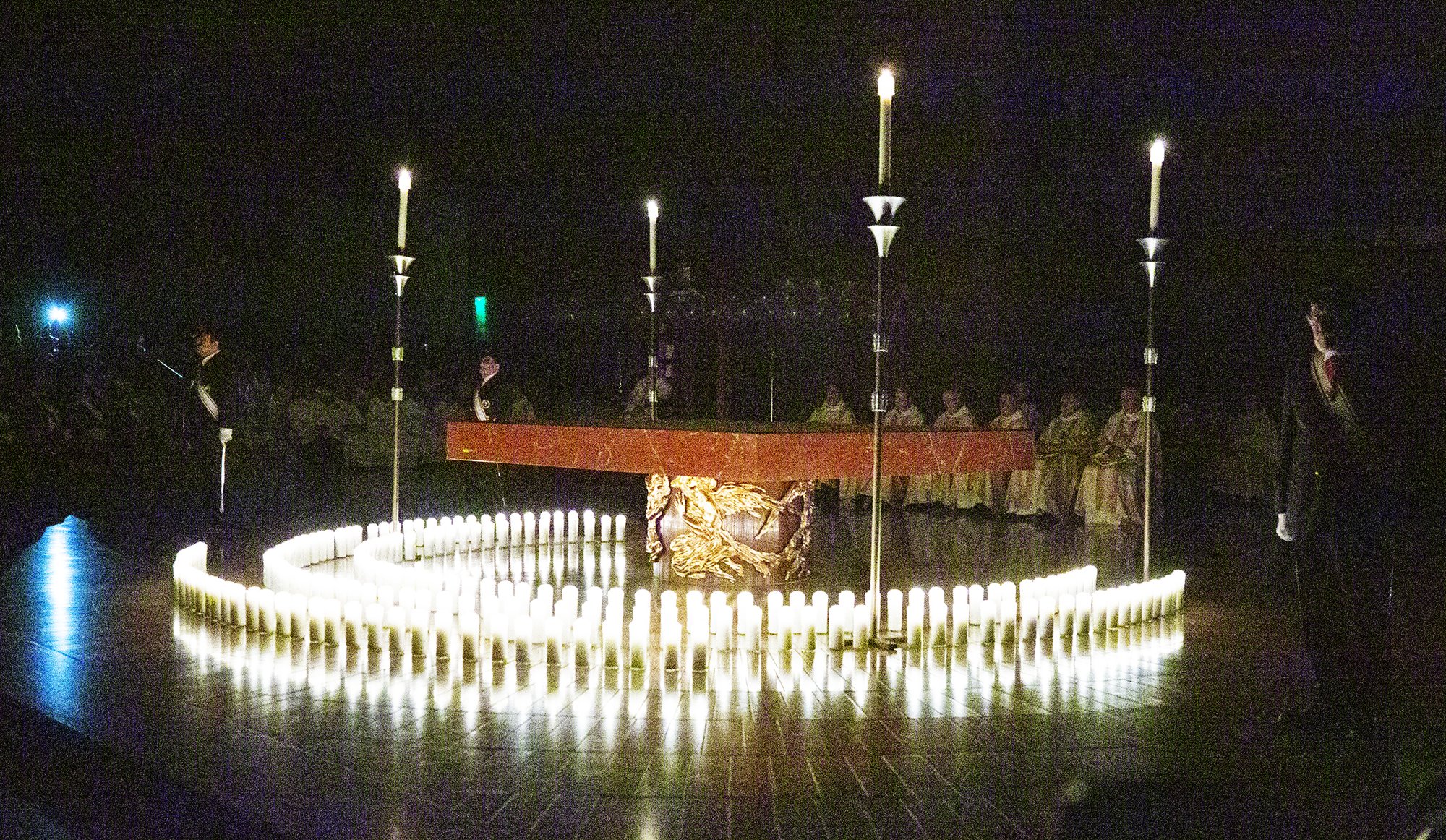 En la Misa de Réquiem que se celebra anualmente en la Catedral de Nuestra Señora de los Ángeles, se enciende una vela en recuerdo de cada niño que ha muerto por aborto ese año. La Misa de Réquiem de este año seguirá al evento de OneLife LA el 22 de enero. (Foto Víctor Alemán)
