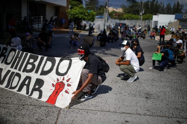 Activistas participan en una protesta contra el presidente salvadoreño Nayib Bukele en el Congreso Nacional en San Salvador el 9 de febrero de 2021, antes de las elecciones legislativas y municipales. (Foto José Cabezas/Reuters vía CNS.)