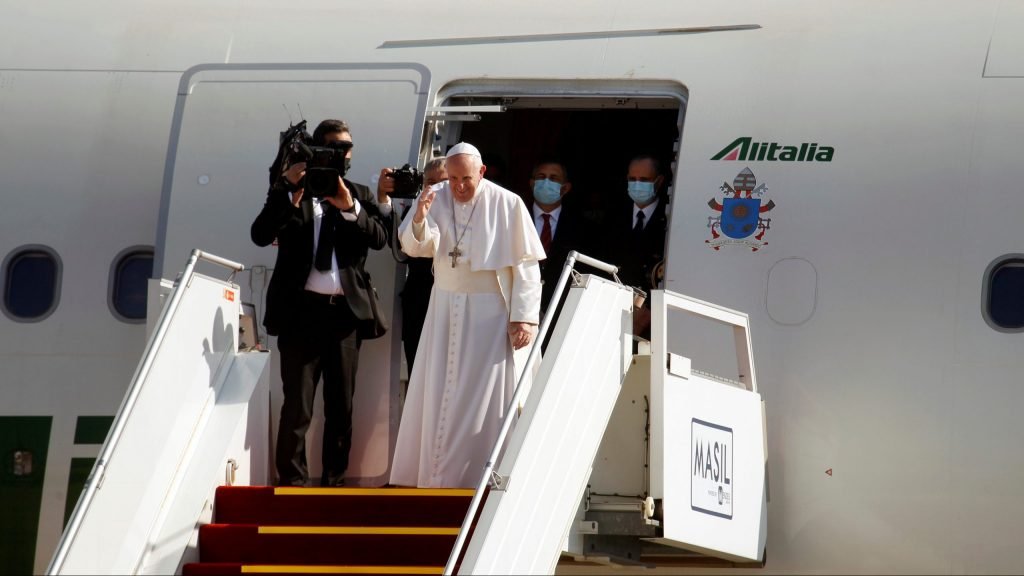El Papa Francisco saluda desde lo alto de la escalera del avión papal en el aeropuerto internacional de Bagdad el 8 de marzo de 2021, tras su visita a Irak del 5 al 8 de marzo. (Foto CNS /Alaa Al-Marjani, Reuters)
