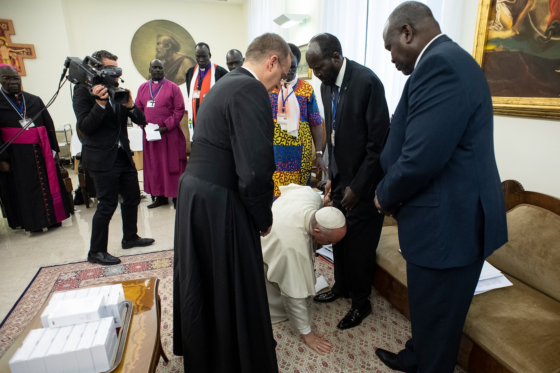 El papa Francisco se arrodilla a los pies del presidente de Sudán del Sur, Salva Kiir, el 11 de abril de 2019, al término de un retiro de dos días en el Vaticano para los líderes políticos de la nación africana. El papa les rogó que dieran una oportunidad a la paz. A la derecha, el vicepresidente Riek Machar. El 9 de julio de 2021, el Papa Francisco y otros líderes cristianos pidieron a los dirigentes de Sudán del Sur que siguieran trabajando por la paz para poder visitarlos. (Foto CNS /Vatican Media vía Reuters)