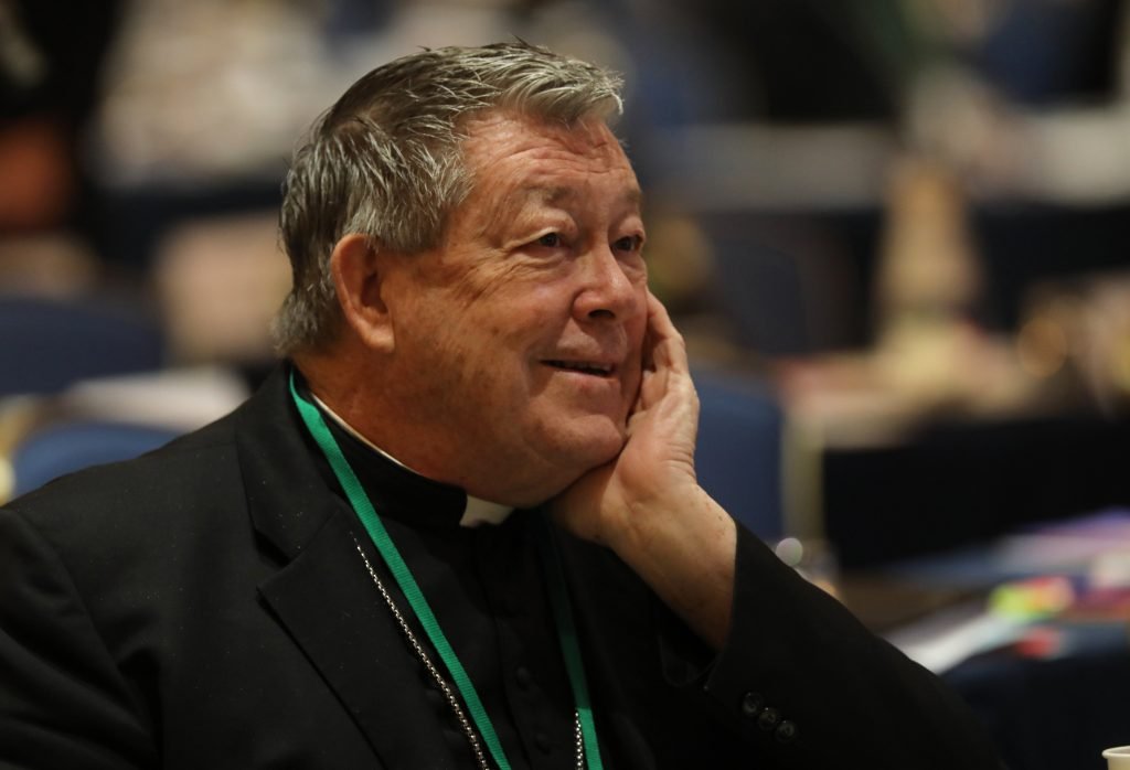 El obispo auxiliar de Los Ángeles, Edward W. Clark, sonríe durante la sesión del 17 de noviembre de 2021 de la asamblea general de otoño de la Conferencia de Obispos Católicos de Estados Unidos en Baltimore. (Foto CNS /Bob Roller)