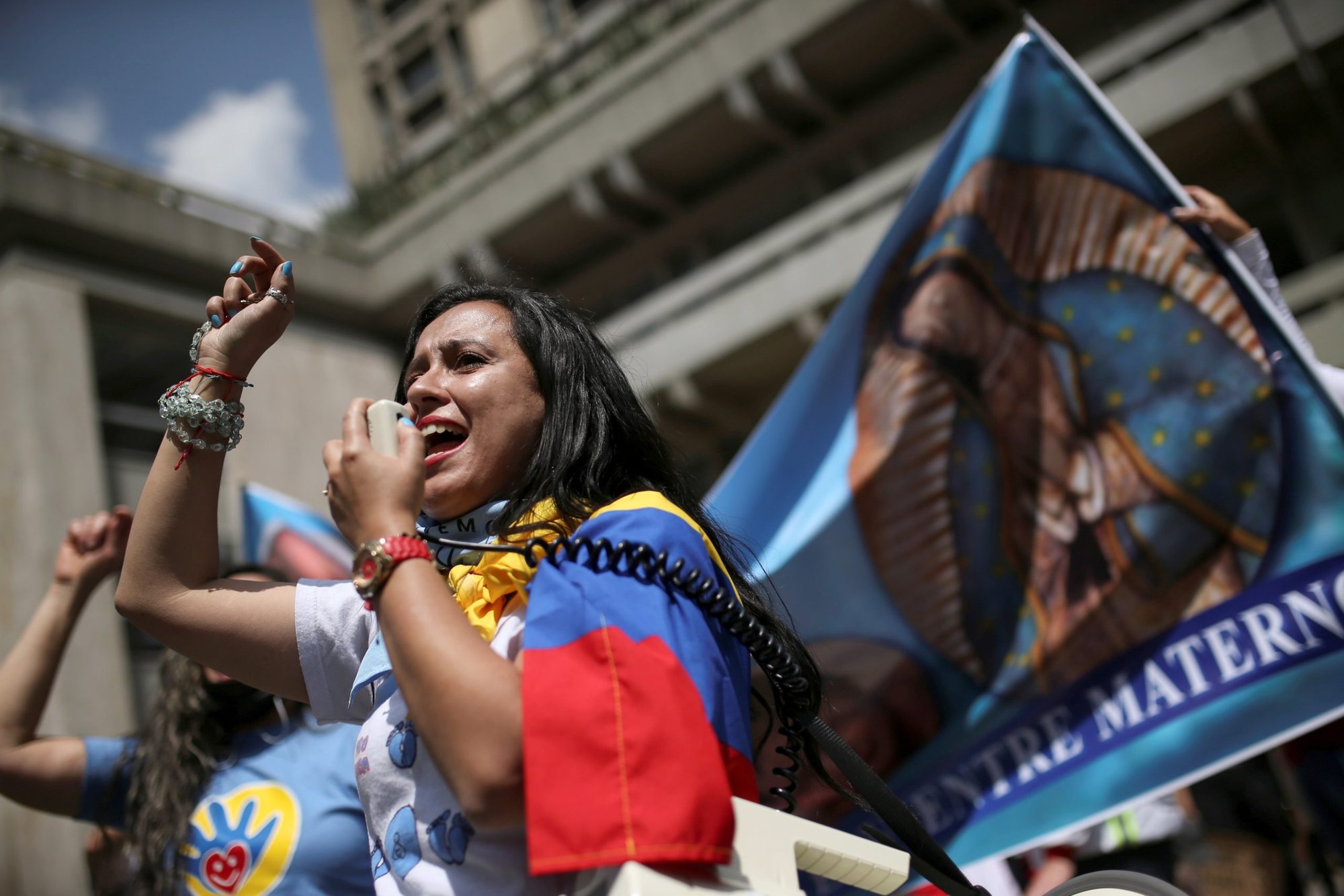 Una mujer habla cerca de una imagen de Nuestra Señora de Guadalupe mientras la gente se manifiesta contra la eliminación del aborto del código penal, en Bogotá, Colombia, 18 de noviembre de 2021. El aborto es actualmente un delito castigado con entre uno y cuatro años de prisión. (Foto CNS /Luisa Gonzalez, Reuters)