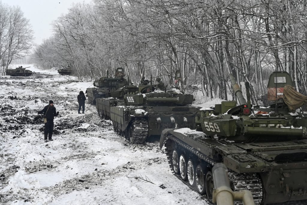 Vehículos blindados rusos durante ejercicios en Rostov, Rusia, el 27 de enero. (Foto CNS /Sergey Pivovarov, Reuters)