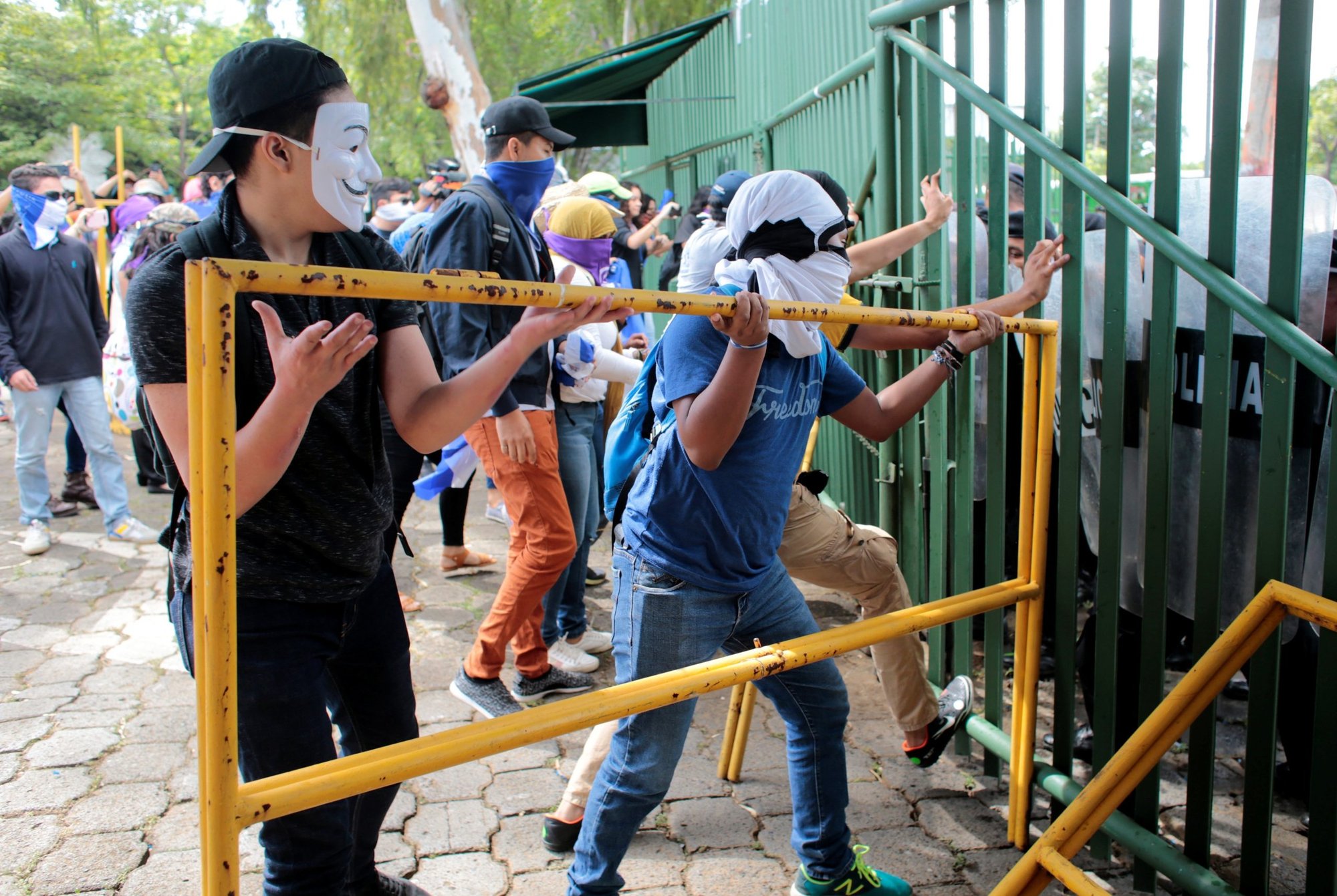 Manifestantes bloquean la entrada de la Universidad Centroamericana dirigida por los jesuitas durante una protesta contra el gobierno del presidente nicaragüense Daniel Ortega en Managua el 19 de noviembre de 2019. El gobierno ha atacado a grupos e instituciones de oposición. (Foto CNS/Oswaldo Rivas, Reuters)