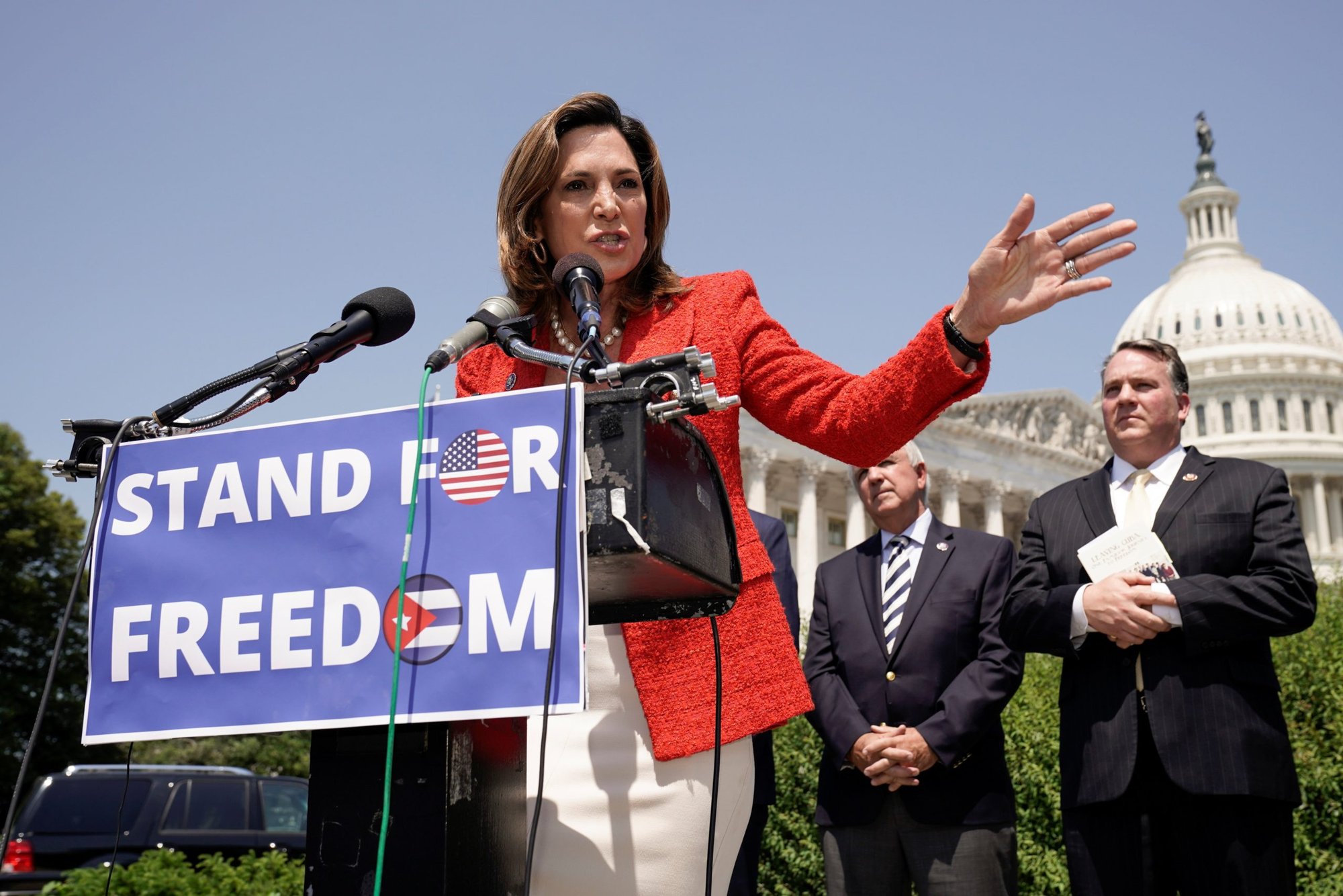 La congresista del partido republicano María Elvira Salazar, de la Florida, habla durante una conferencia de prensa en Capitol Hill en Washington el 20 de mayo de 2021. Salazar ha presentado un proyecto de ley de reforma migratoria. (Foto CNS/Ken Cedeño, Reuters)
