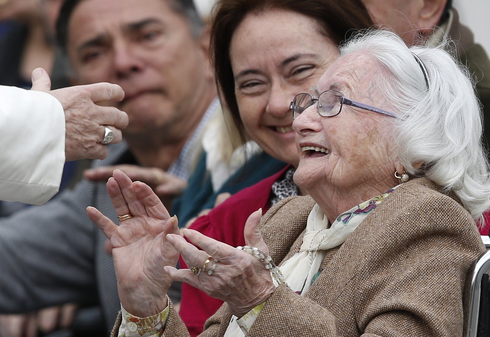 Una anciana reacciona cuando se encuentra con el papa Francisco durante su audiencia general en La Plaza de San Pedro en el Vaticano en esta foto de archivo del 22 de marzo de 2017. El papa ha elegido el tema, "En la vejez todavía darán fruto" (Salmo 92:15), para la segunda Jornada Mundial de los Abuelos y los Ancianos el 24 de julio. (Foto CNS/Paul Haring)