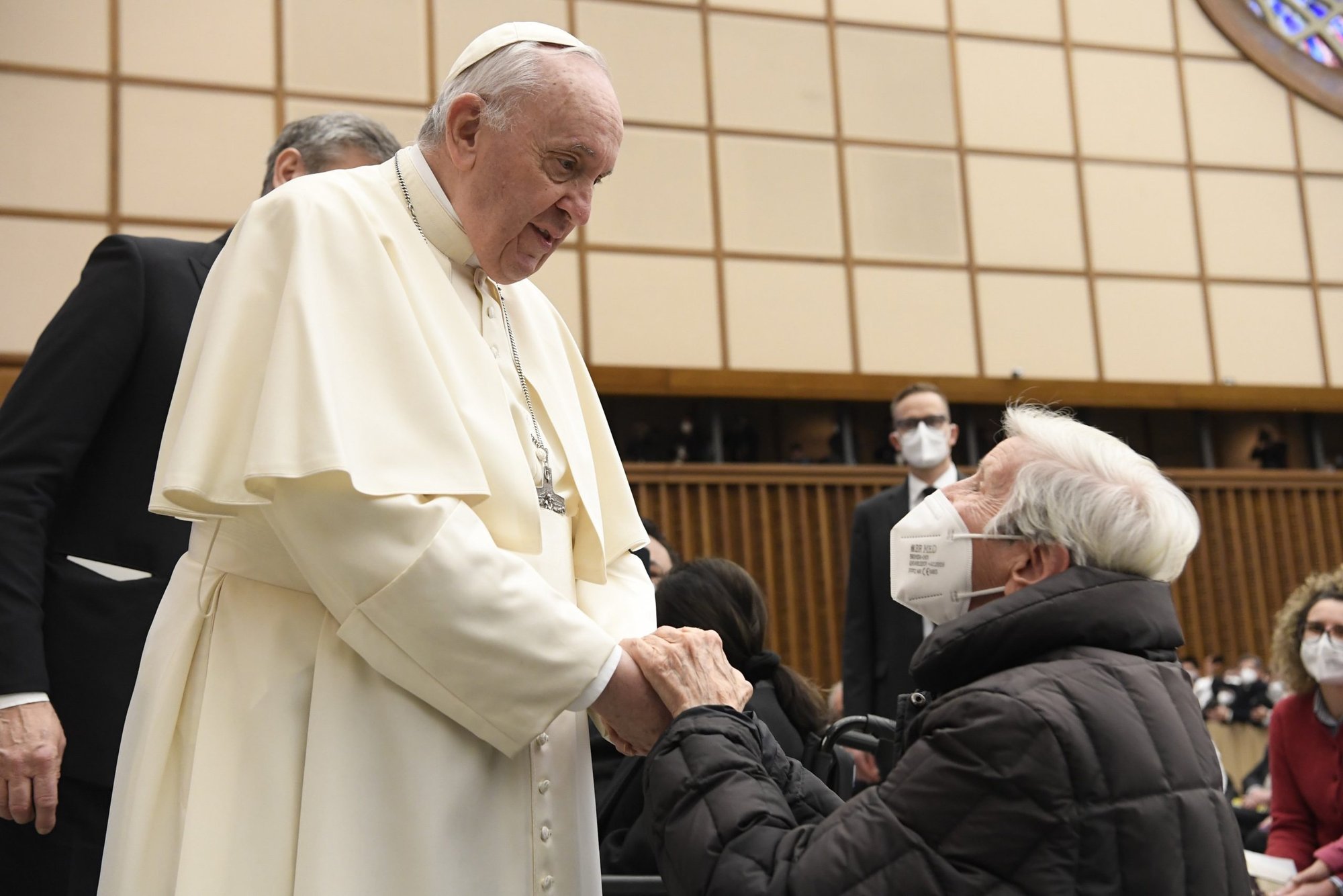 El papa Francisco saluda a una señora durante su audiencia general en el aula Pablo VI del Vaticano el 23 de febrero de 2022. (Foto CNS/Paul Haring)
