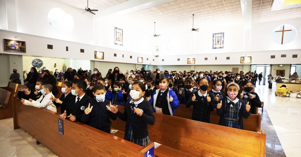 Estudiantes de Santa Gertrudis en la misa matutina celebrada por el Arzobispo Gómez la mañana del 2 de febrero de 2022. (Foto Víctor Alemán)