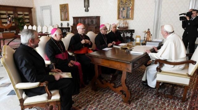 El Papa Francisco recibe a la presidencia del CELAM el 19 de febrero de 2022, en el Vaticano. (Foto web del CELAM/Dicasterio para la Comunicación del Vaticano).