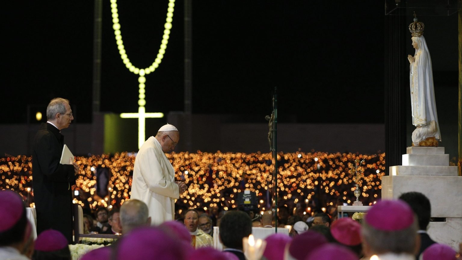 El Papa Francisco dirige una vigilia en la Capillita de las Apariciones en el Santuario de Nuestra Señora de Fátima en Portugal el 12 de mayo de 2017. (Foto CNS /Paul Haring)