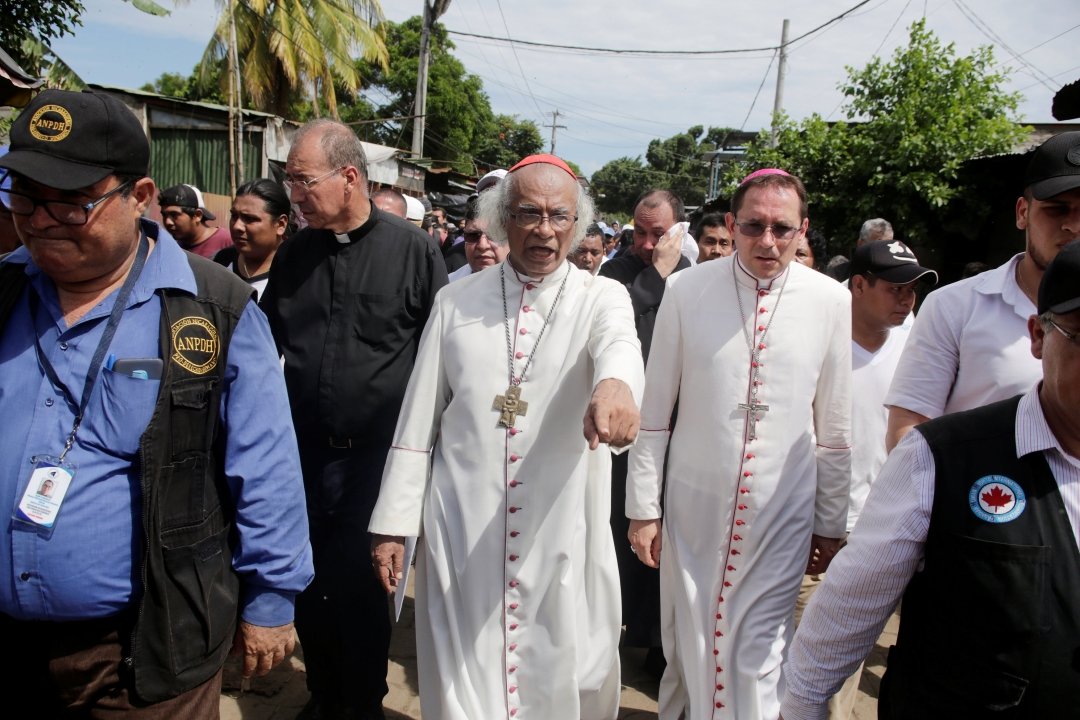 El cardenal Leopoldo Brenes Solorzano y el arzobispo Waldemar Sommertag, nuncio apostólico en Nicaragua, son vistos en Masaya, Nicaragua, el 21 de junio de 2018, mientras continuaban los enfrentamientos entre manifestantes antigubernamentales y la policía. (Foto Jorge Cabrera/Reuters vía CNS).