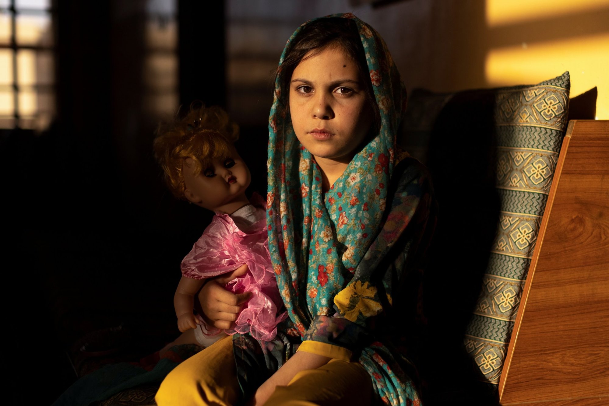 Una niña posa para una fotografía en la sala en un orfanato en Kabul, Afganistán, el 10 de octubre de 2021. Se estima que 5.2 millones de niños quedaron huérfanos durante la pandemia de COVID-19, y la cantidad de niños huérfanos aumentó un 90% durante el ascenso de la variante delta. (Foto CNS/Jorge Silva, Reuters)