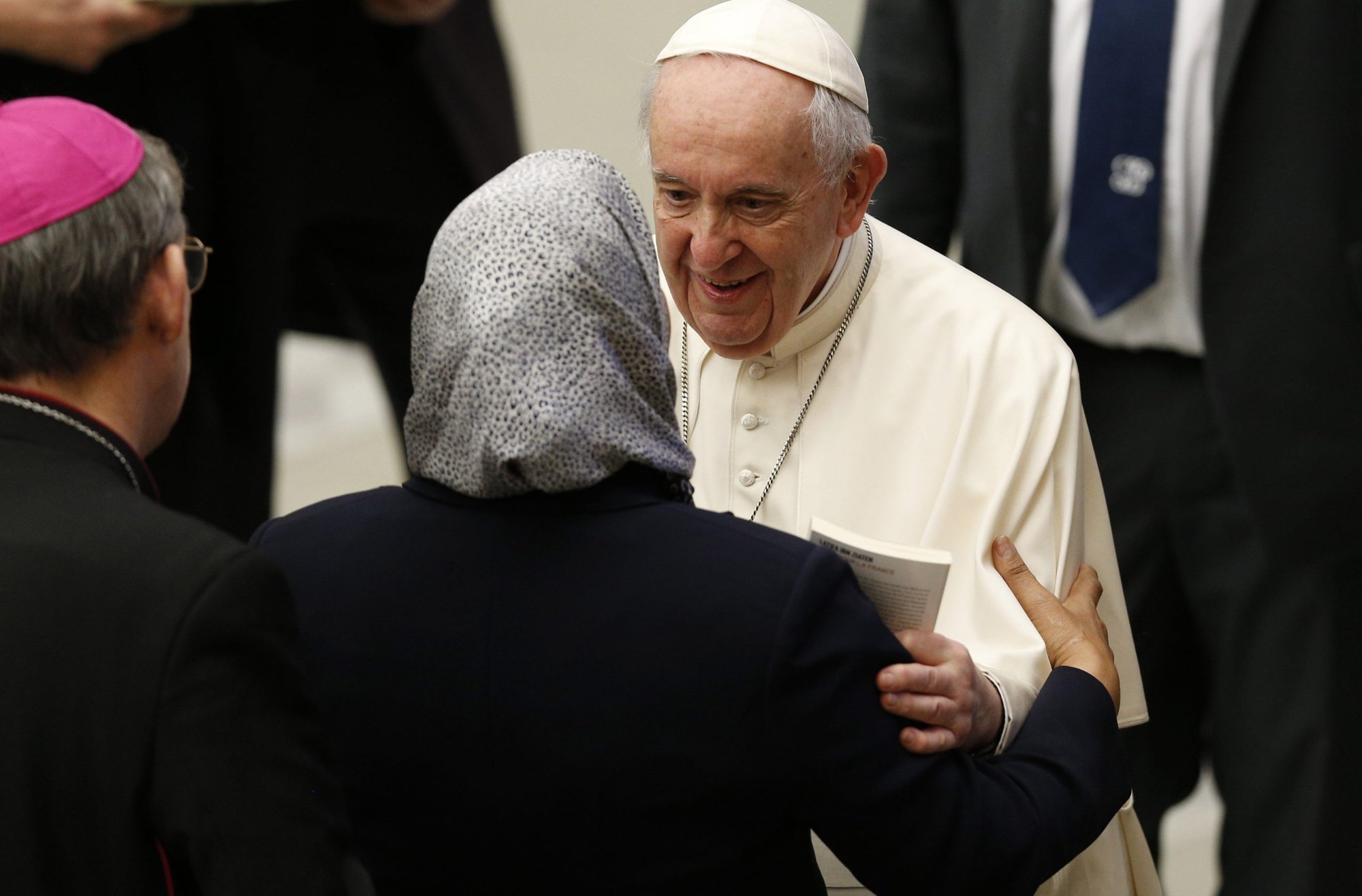 El papa Francisco saluda durante su audiencia general en el aula Pablo VI del Vaticano el 2 de marzo de 2022. (Foto CNS/Paul Haring)