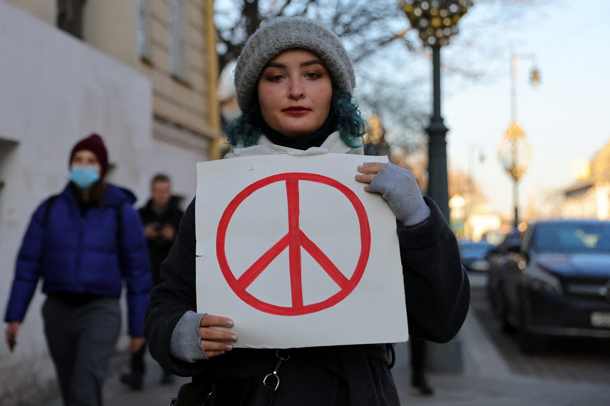 Una mujer manifiesta con un signo de paz durante una protesta contra la invasión rusa de Ucrania, en Moscú el 27 de febrero de 2022. (Foto CNS/Evgenia Novozhenina, Reuters)