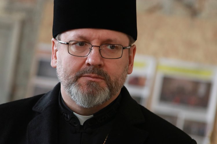 El arzobispo Sviatoslav Shevchuk de Kyiv-Halych, jefe de la Iglesia católica ucraniana de rito oriental, es fotografiado durante una reunión con refugiados ucranianos en Lviv, Ucrania, el 10 de marzo de 2022. (Foto CNS photo/cortesía de la Iglesia católica ucraniana)