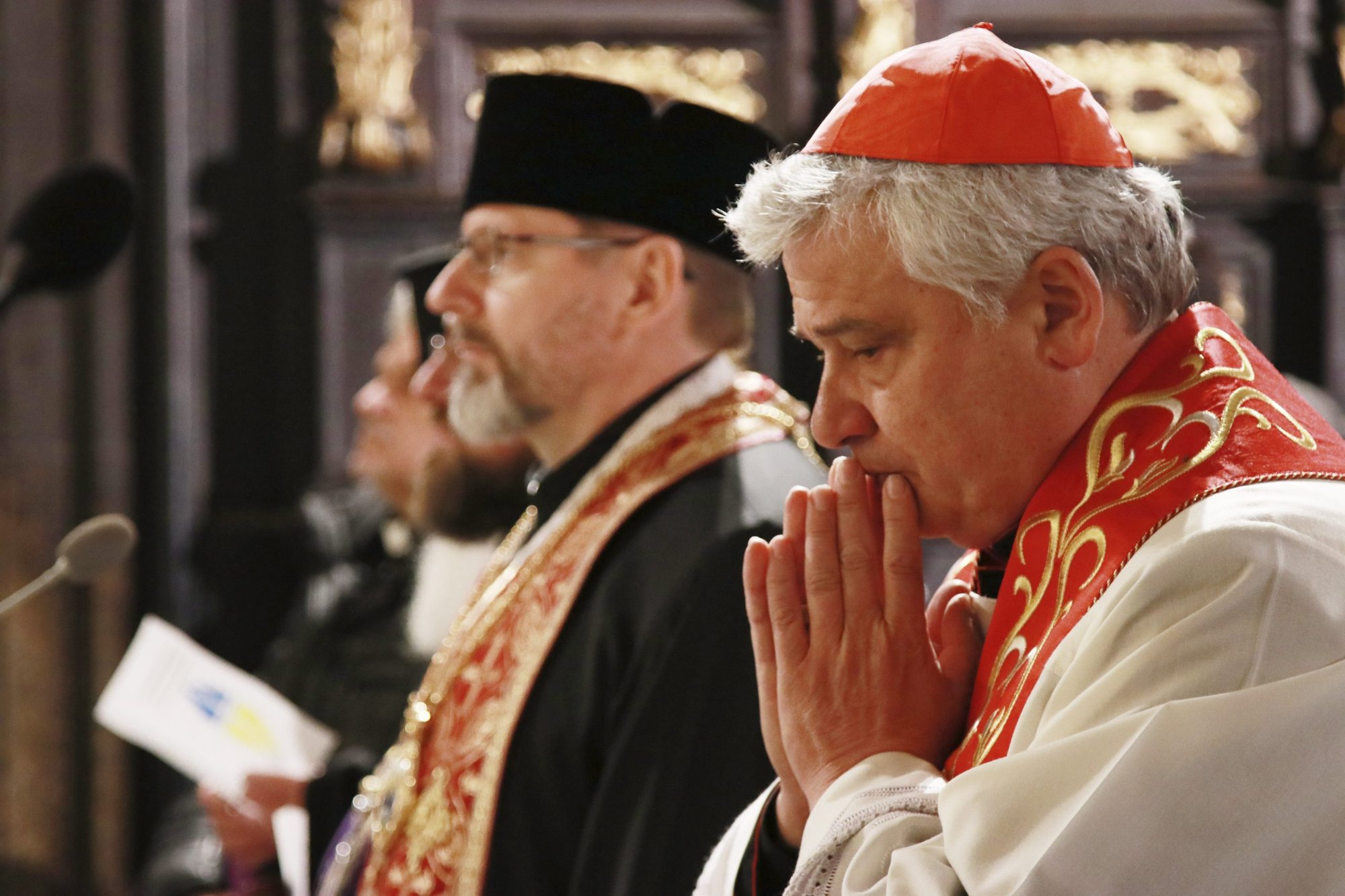 El cardenal Konrad Krajewski, a la derecha, el limosnero papal, y el arzobispo Sviatoslav Shevchuk de Kyiv-Halych, líder de la Iglesia católica ucraniana de rito oriental, asisten a un servicio de oración interreligiosa en la catedral de rito latino de Lviv, Ucrania, el 10 de marzo de 2022. (Foto CNS/Cortesía de la Iglesia Católica Ucraniana)