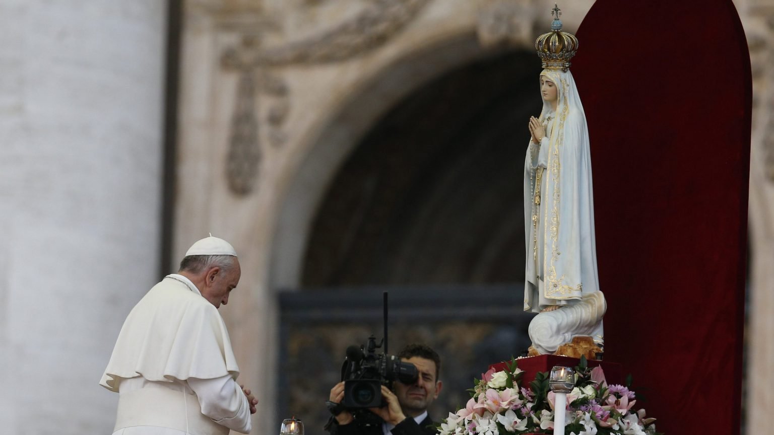 El Papa Francisco reza frente a la estatua original de Nuestra Señora de Fátima durante una vigilia mariana en la Plaza de San Pedro en el Vaticano, en esta foto de archivo del 12 de octubre de 2013. El papa ha invitado a los obispos del mundo a unirse a él para "consagrar y encomendar" Rusia y Ucrania a María el 25 de marzo. (Foto CNS /Paul Haring)