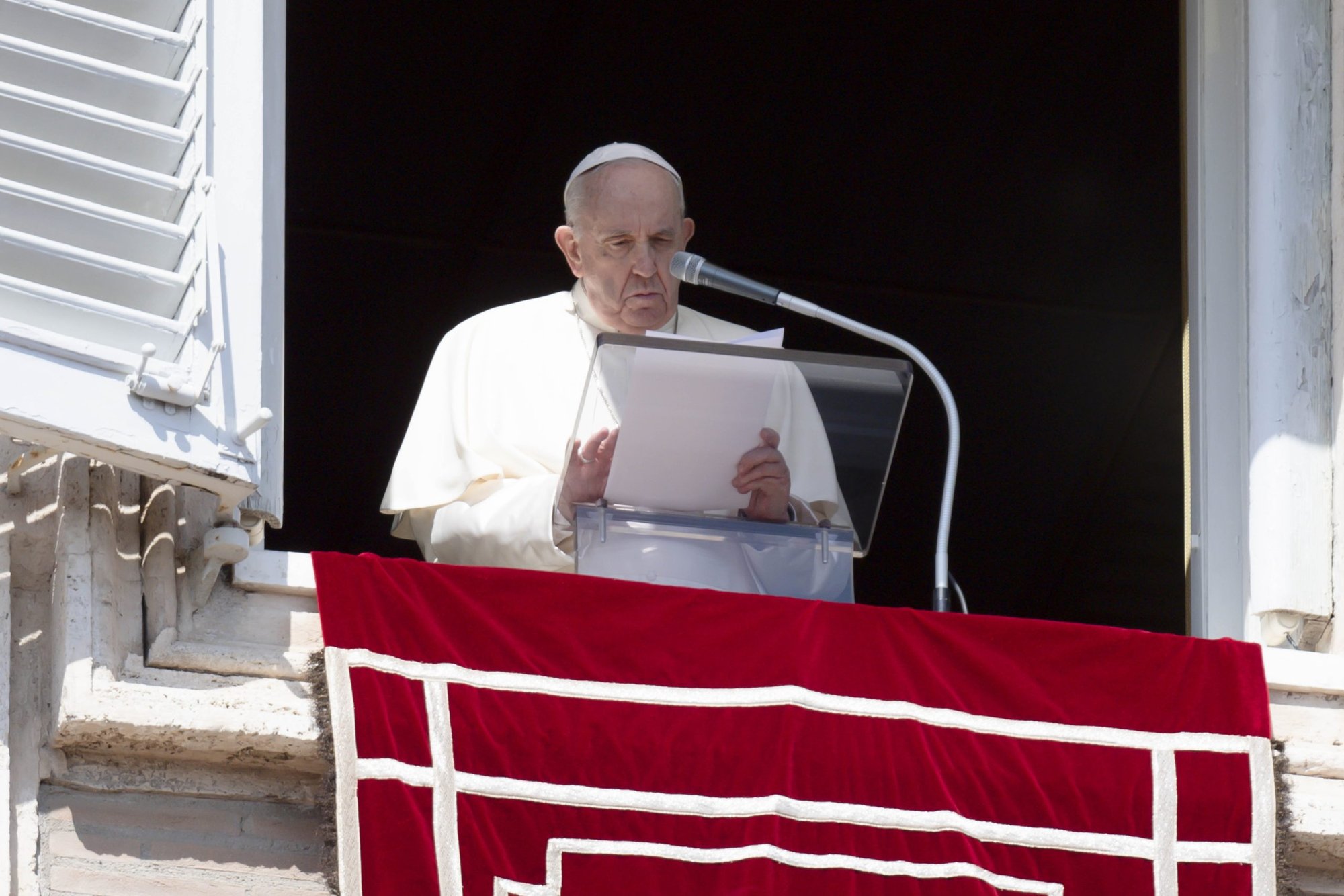 El papa Francisco habla a los visitantes reunidos en la Plaza de San Pedro en el Vaticano para la oración del Ángelus el 20 de marzo de 2022. El papa condenó la guerra de Rusia contra Ucrania, calificándola como una "masacre sin sentido" y un ataque "sacrílego" contra la vida humana. (Foto CNS/Vatican Media)