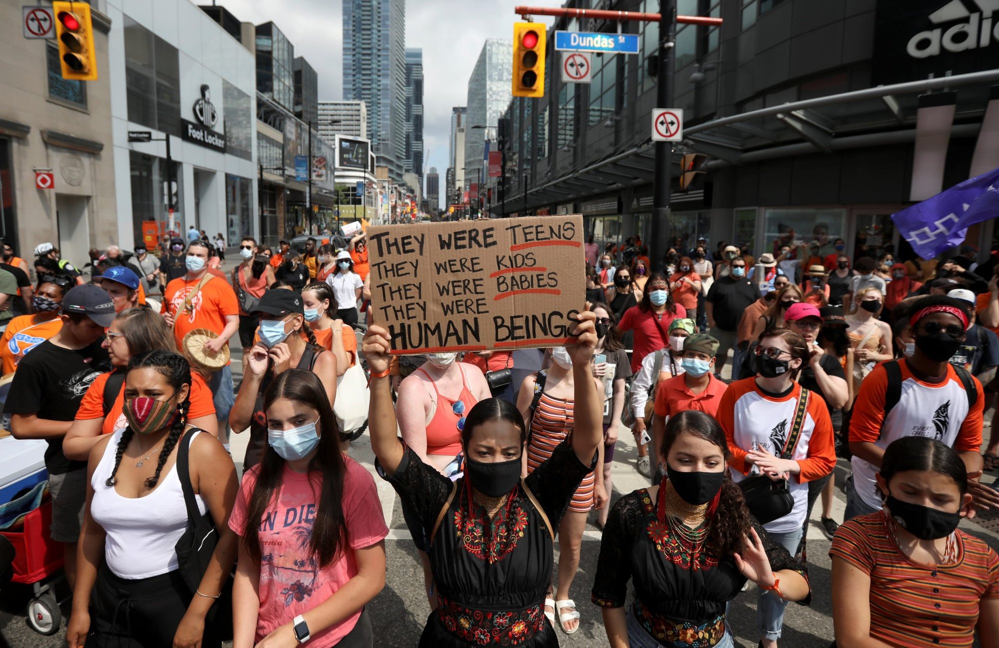 Un grupo de personas participa en una marcha el Día de Canadá en Toronto el 1 de julio de 2021, tras el descubrimiento de cientos de tumbas sin marcar en los terrenos de dos antiguos internados para niños indígenas en Canadá. En cuatro reuniones del 28 de marzo al 1 de abril, el Papa Francisco escuchará las experiencias de los miembros de las comunidades indígenas de Canadá. (Foto CNS /Carlos Osorio, Reuters)
