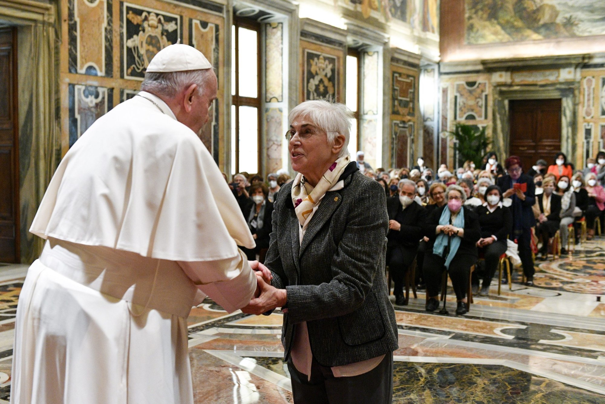 El Papa Francisco saluda a Renata Natili Micheli, presidenta del Centro Italiano de la Mujer, durante una audiencia con el grupo en el Vaticano el 24 de marzo de 2022. En sus comentarios en la reunión, el Papa dijo que a medida que las mujeres adquieren más poder en la política y en la sociedad, "pueden cambiar el sistema" y "convertir el poder de la lógica de la dominación a la lógica del servicio, a la lógica del cuidado." (Foto CNS /Vatican Media)