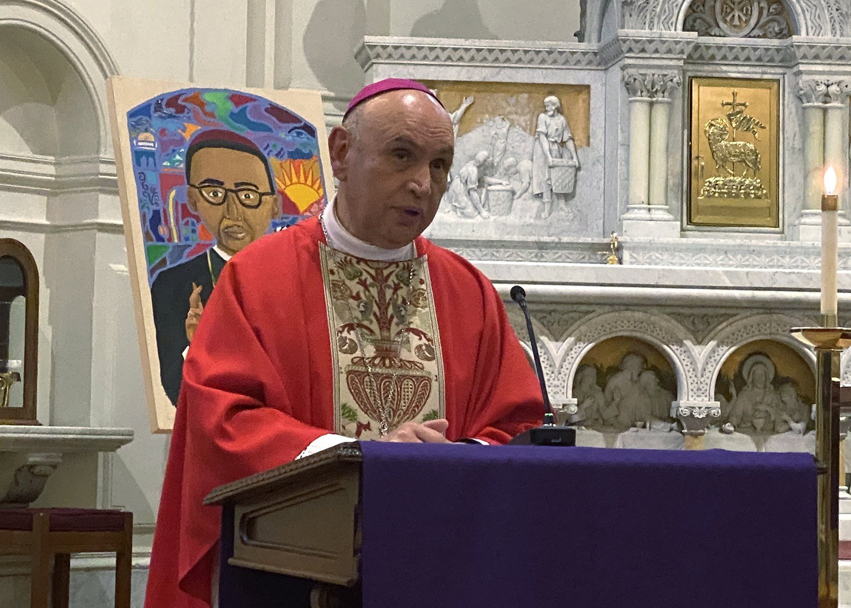 En su homilía en una Misa del 23 de marzo de 2022, el obispo auxiliar Mario E. Dorsonville de Washington pide la intercesión de san Oscar Romero en países en guerra. Monseñor Dorsonville celebró la Misa en la Universidad Católica de América en Washington para conmemorar el 42 aniversario del martirio del santo el 24 de marzo de 1980. (Foto CNS/Rhina Guidos)