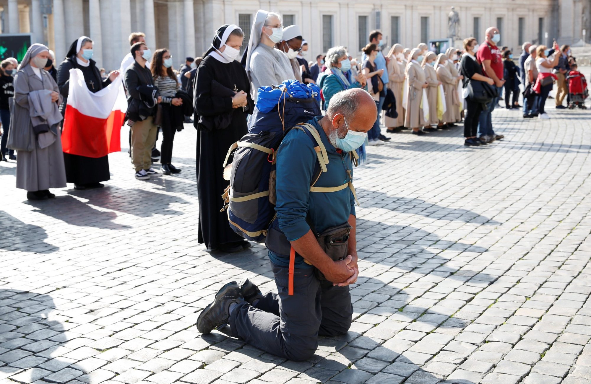 La gente en la Plaza de San Pedro reza mientras el Papa Francisco dirige el Ángelus en el Vaticano el 25 de octubre de 2020. (Foto CNS/Remo Casilli, Reuters)