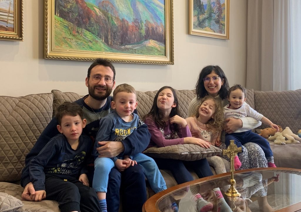 Emmanuele y Maria Capretti en su nuevo hogar temporal en Uzhhorod, en la frontera ucraniana con Eslovaquia, tras su huida de Kiev este mes. Originaria de Italia, la familia es misionera en Kiev desde 2016. (Foto Familia Capretti)