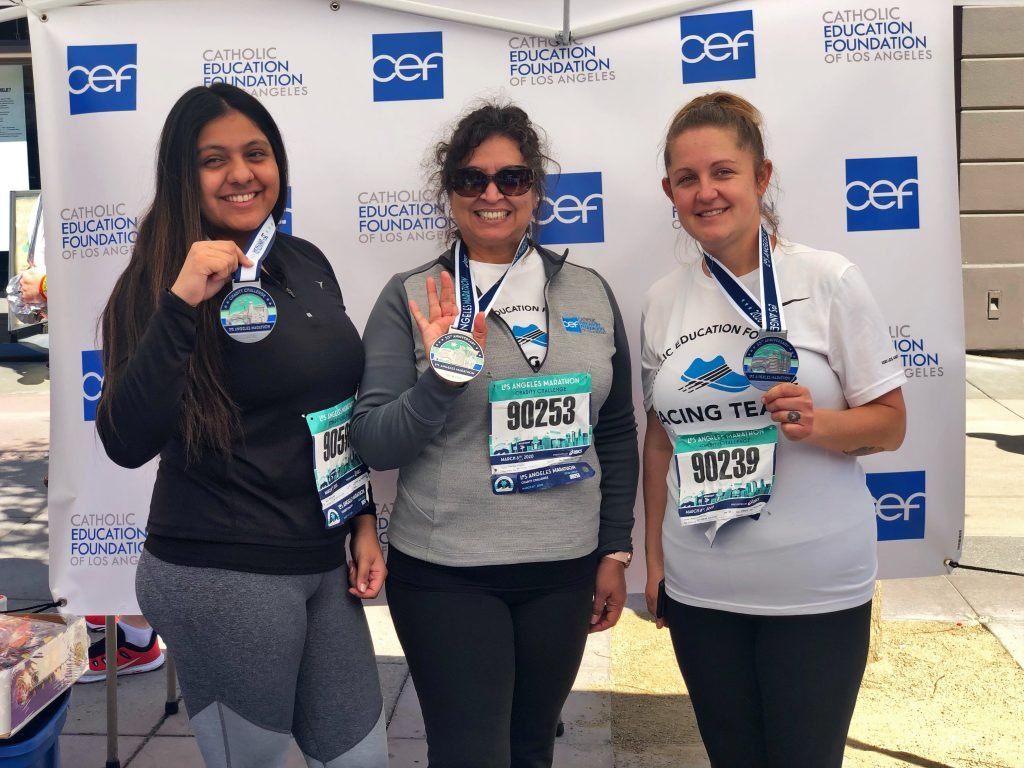 Theresa Fragoso (centro) con Shannon Feldmann (derecha), maestra de la escuela secundaria Bishop Conaty Loretto y antigua empleada de CEF en la línea de meta del Maratón de Los Ángeles 2020. (Foto CEF)