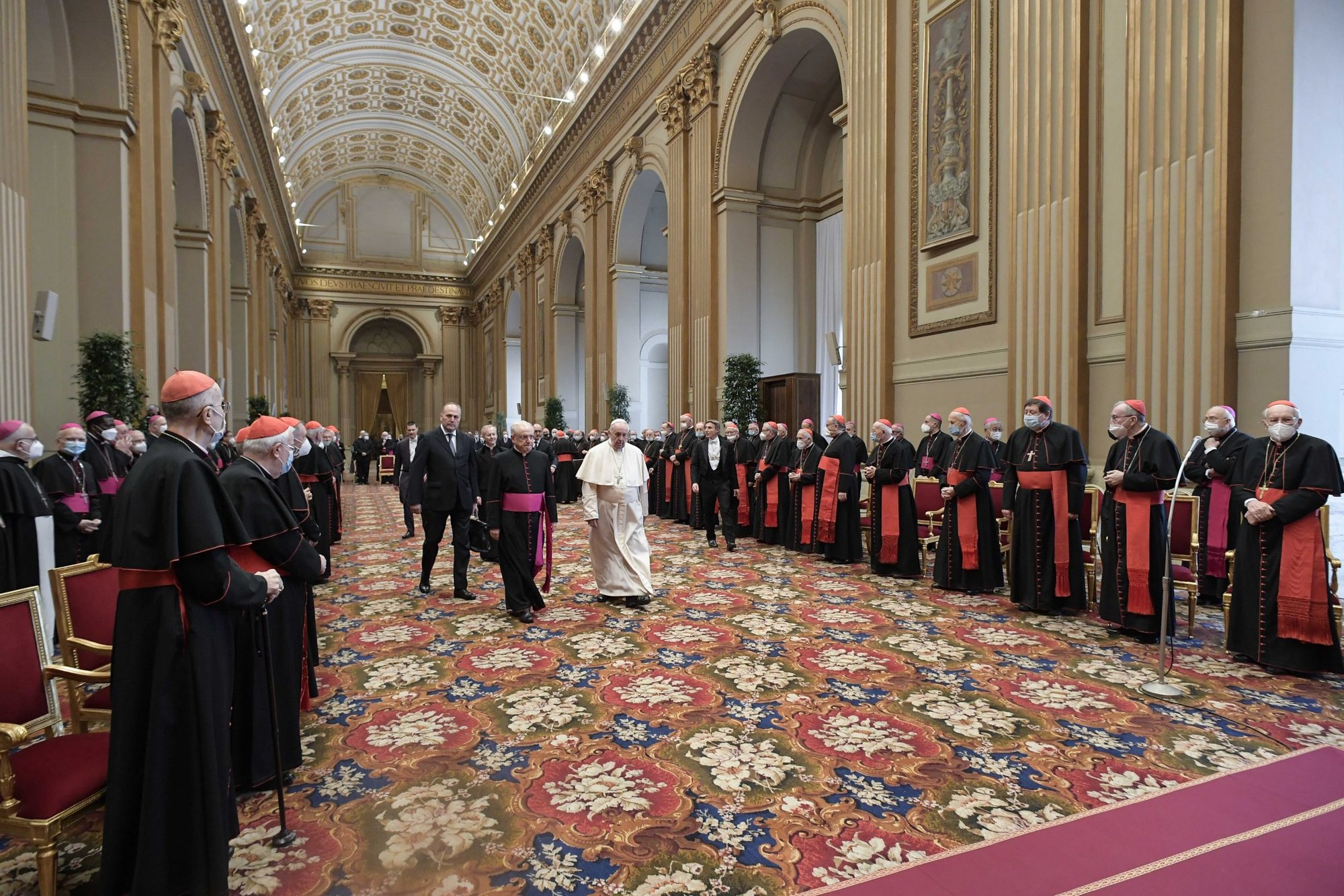 El Papa Francisco llega a una audiencia para intercambiar saludos navideños con los miembros de la Curia Romana en el Palacio Apostólico del Vaticano el 23 de diciembre de 2021. (Foto CNS/Vatican Media)