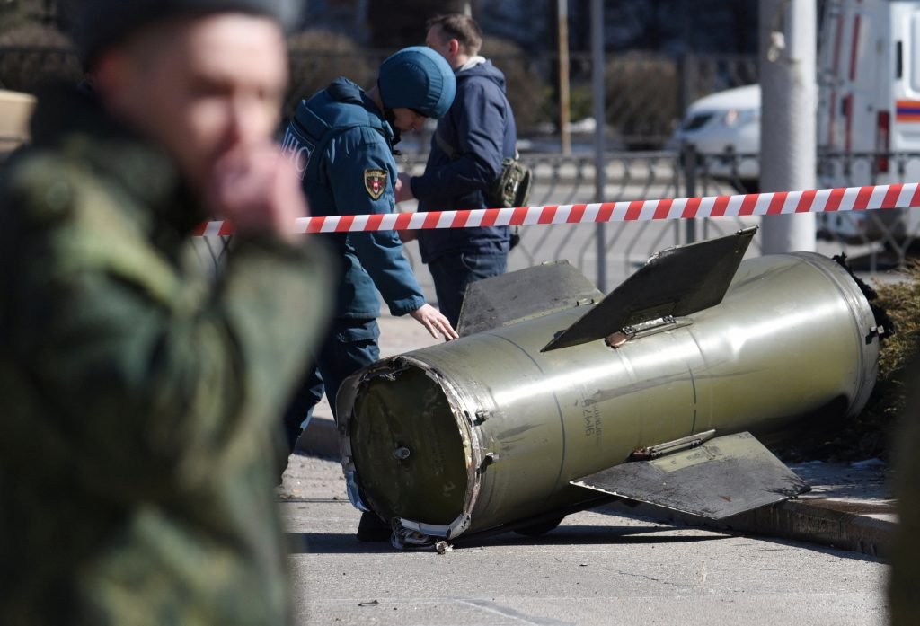 Un miembro del Ministerio de Emergencias inspecciona los restos de un misil ruso que cayó en Donetsk, en la autoproclamada República Popular de Donetsk, el 14 de marzo. (Foto CNS/Reuters)