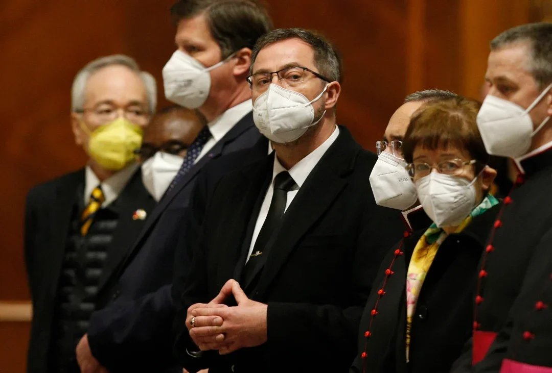 Andrii Yurash, embajador de Ucrania ante la Santa Sede, en el centro, es fotografiado durante una oración por la paz en Ucrania, en la Basílica de San Pedro en el Vaticano el 16 de marzo de 2022. (Foto Paul Haring/CNS.)