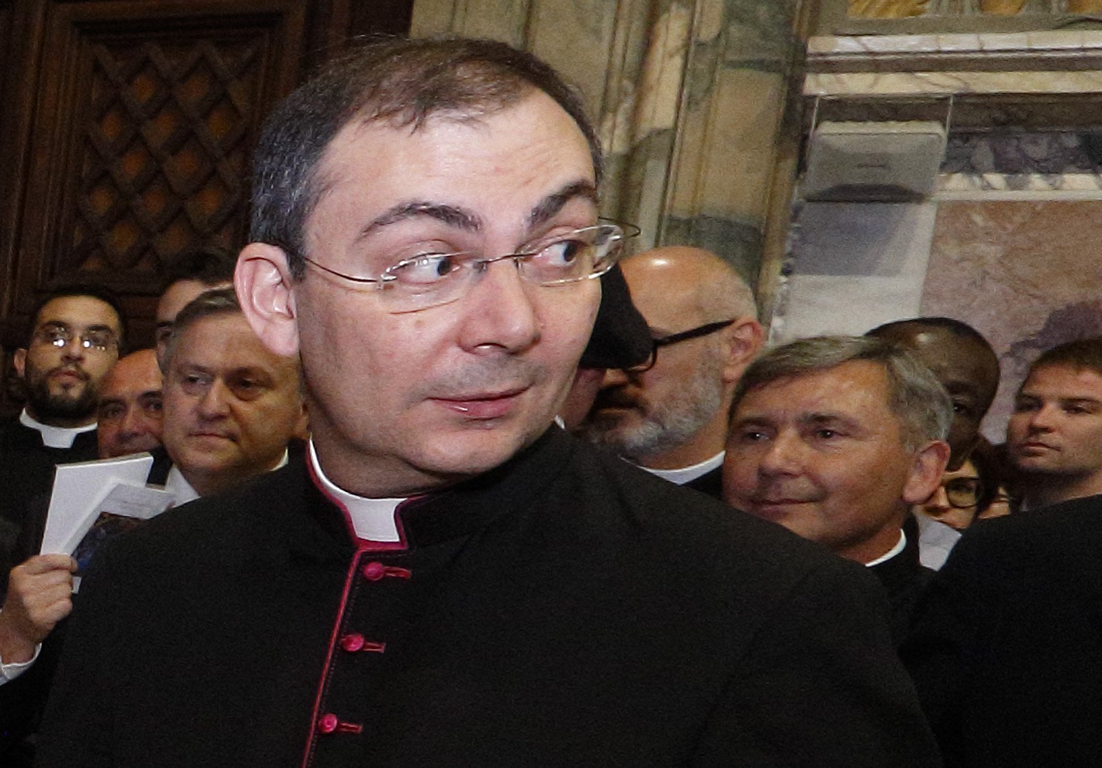 Monseñor Mauro Carlino aparece en una recepción en el Vaticano en esta foto de archivo del 28 de junio de 2018. Mons. Carlino enfrenta cargos de extorsión y abuso de autoridad relacionados con un controvertido acuerdo inmobiliario en Londres y dijo en un juicio en el Vaticano el 30 de marzo de 2022 que no tomó decisiones y actuó en obediencia a su superior. (Foto CNS/Paul Haring)