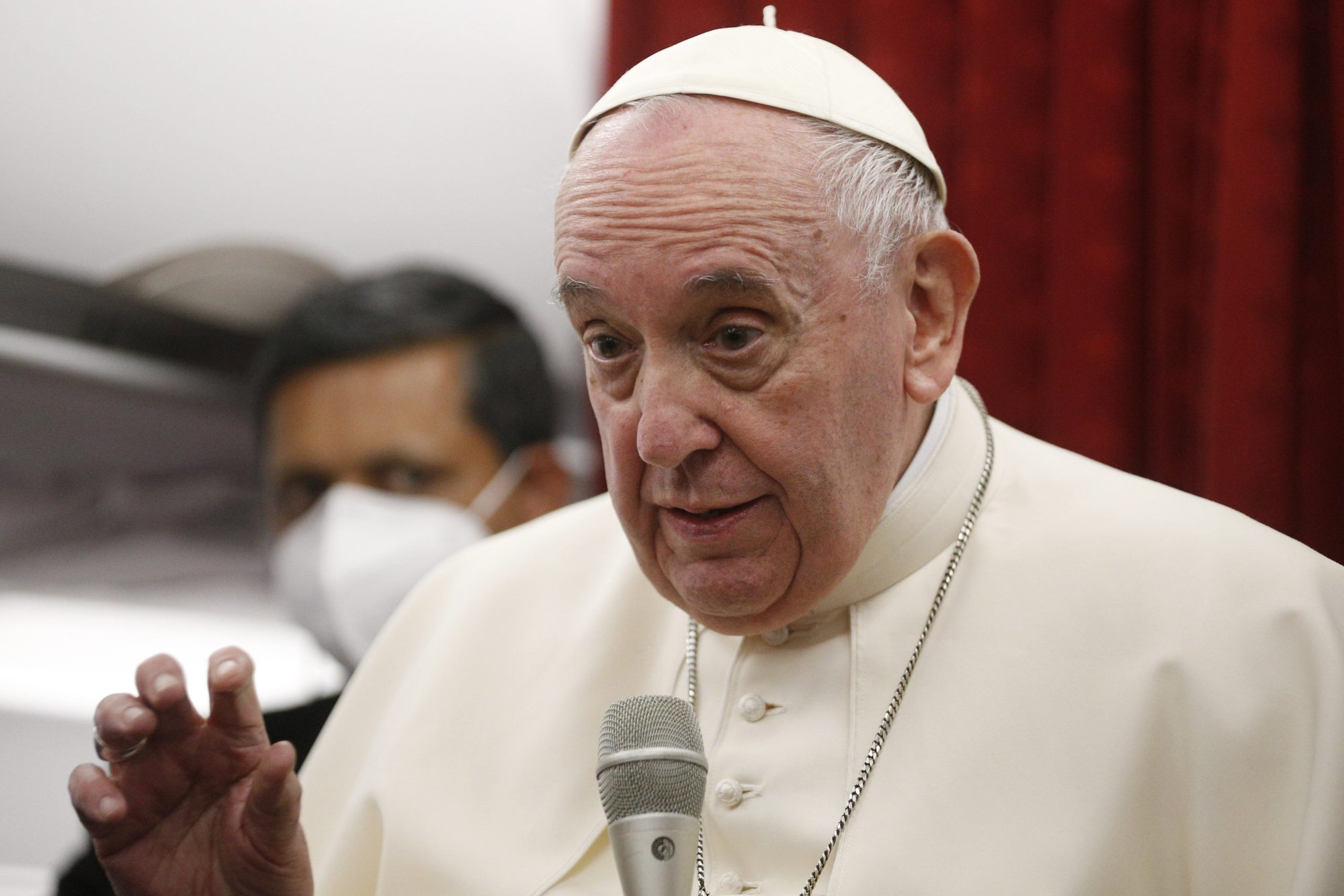 El Papa Francisco responde a las preguntas de los periodistas a bordo de su vuelo de Malta a Roma el 3 de abril de 2022. (Foto CNS /Paul Haring)