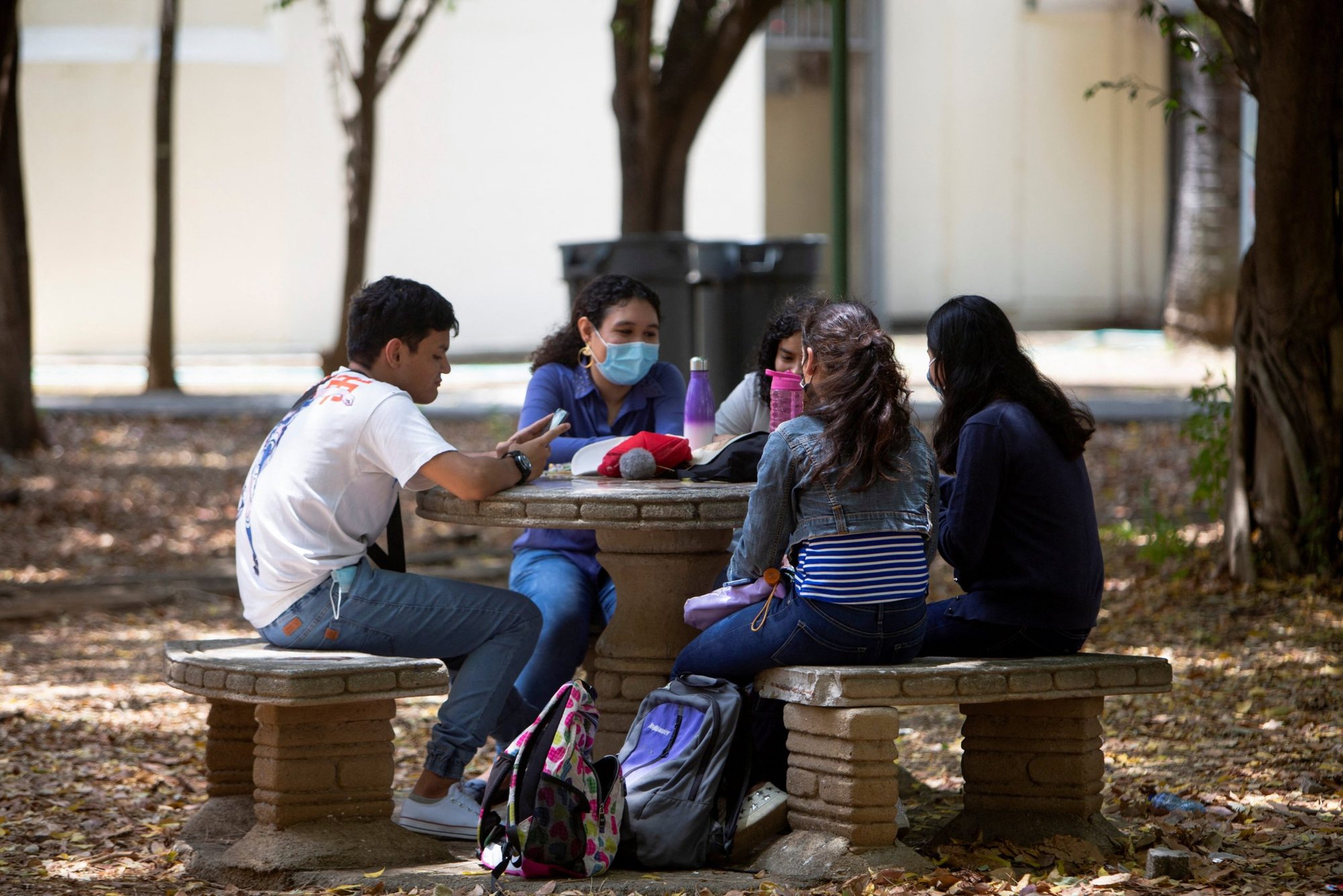 Estudiantes conversan en la Universidad Centroamericana dirigida por la compañía de Jesús, en Managua, Nicaragua, el 31 de marzo de 2022. Nicaragua aprobó una ley que aumenta el control del gobierno sobre las instituciones educativas y elimina los fondos de la universidad que ha criticado al gobierno. (Foto CNS/Maynor Valenzuela, Reuters)