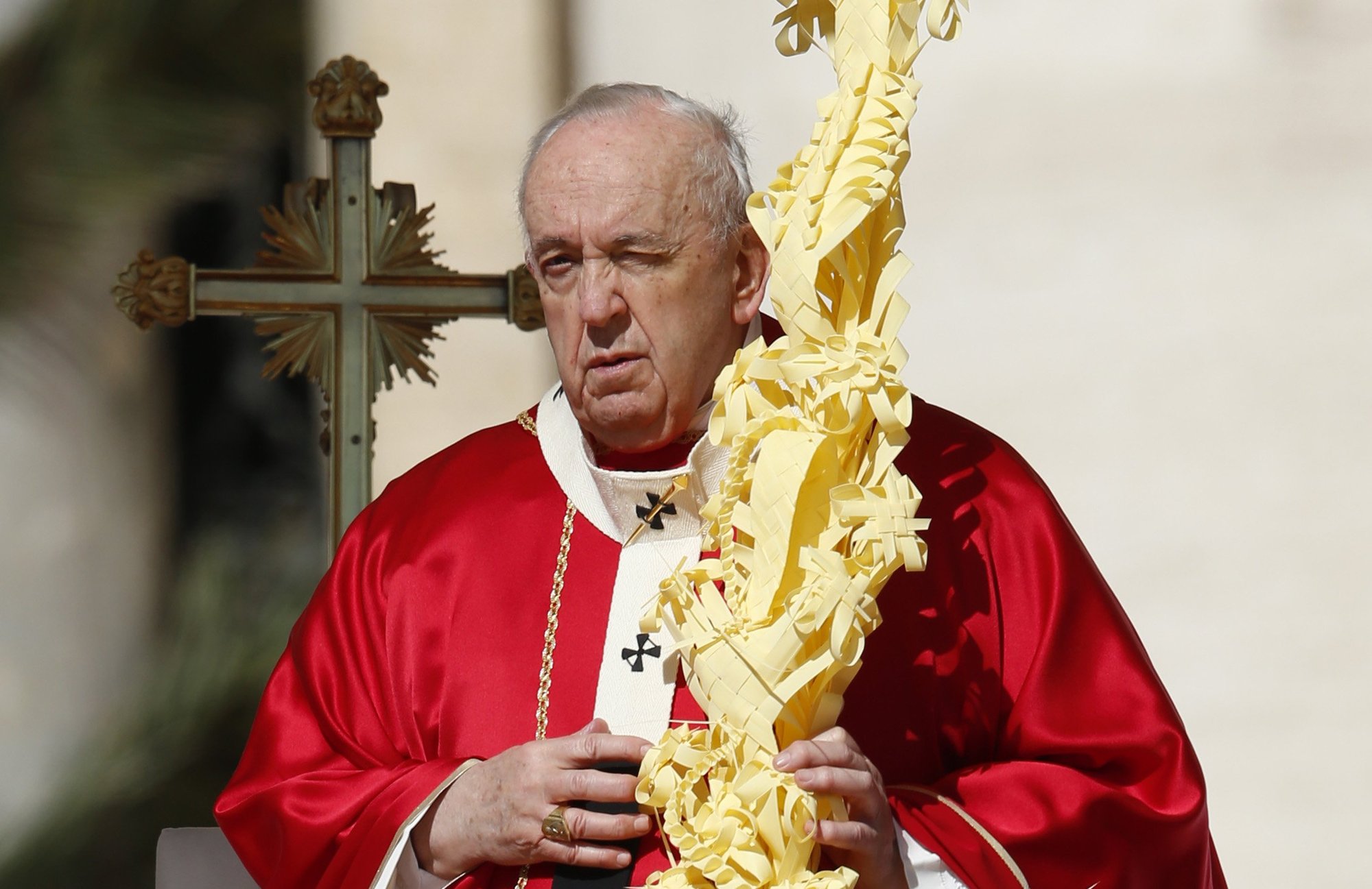 El Papa Francisco sostiene palmas mientras celebra la misa del Domingo de Ramos en la Plaza de San Pedro en el Vaticano el 10 de abril de 2022. (Foto CNS /Paul Haring)