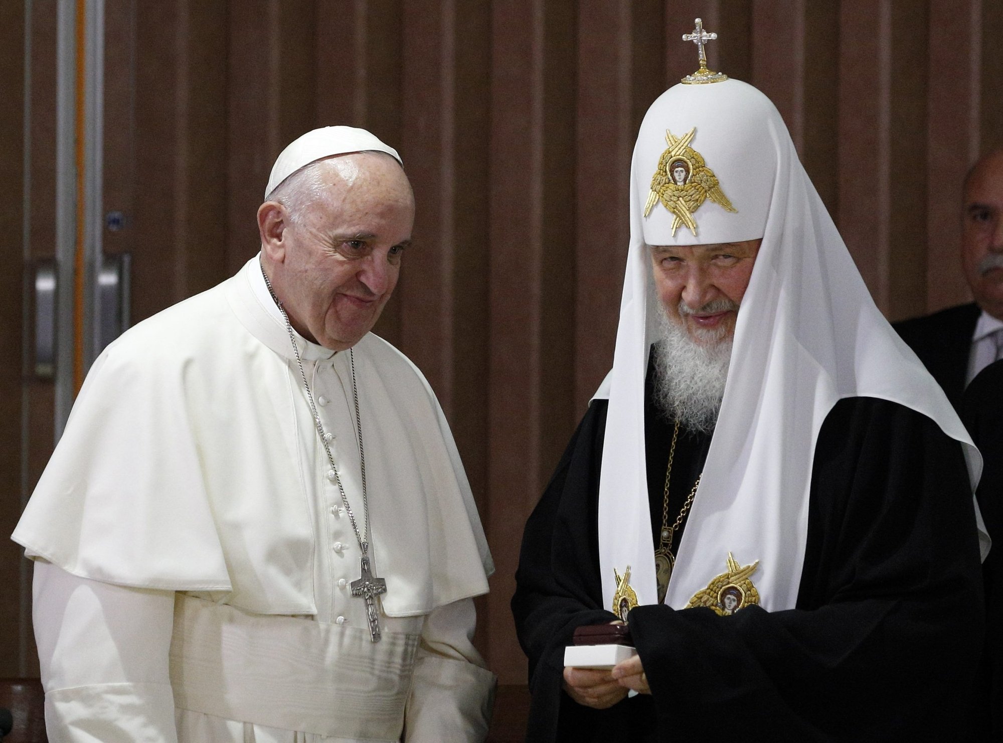 El Papa Francisco presenta regalos al Patriarca ortodoxo ruso Kirill de Moscú después de que los líderes firmaran una declaración conjunta durante una reunión en el Aeropuerto Internacional José Martí en La Habana el 12 de febrero de 2016. Mientras que el Vaticano confirmó la esperanza del Papa Francisco de viajar a Kazajistán este año, no confirmó una noticia de que el Papa Francisco podría reunirse con el Patriarca Kirill en Jerusalén en junio. (Foto CNS /Paul Haring)
