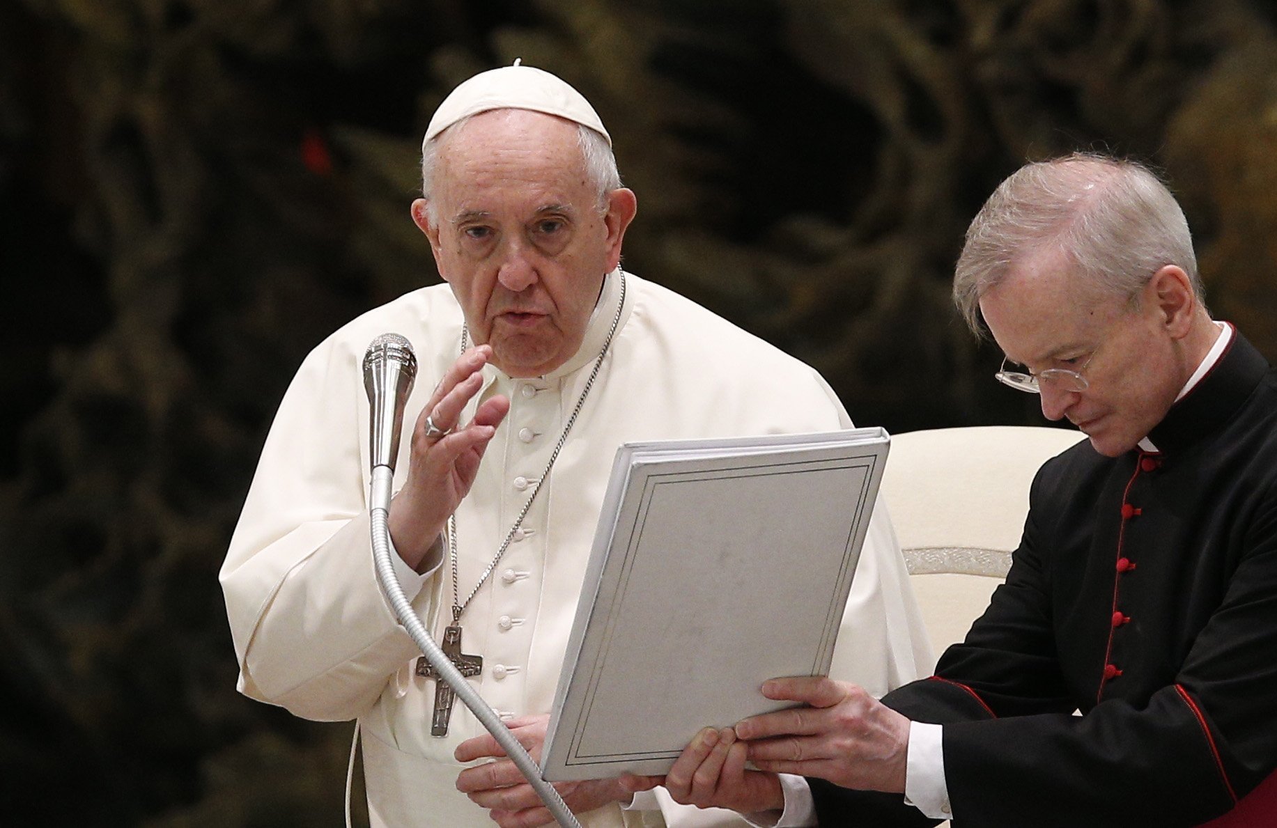 El papa Francisco ofrece la bendición durante su audiencia general en el aula Pablo VI en el Vaticano el 13 de abril de 2022. (Foto CNS/Paul Haring)