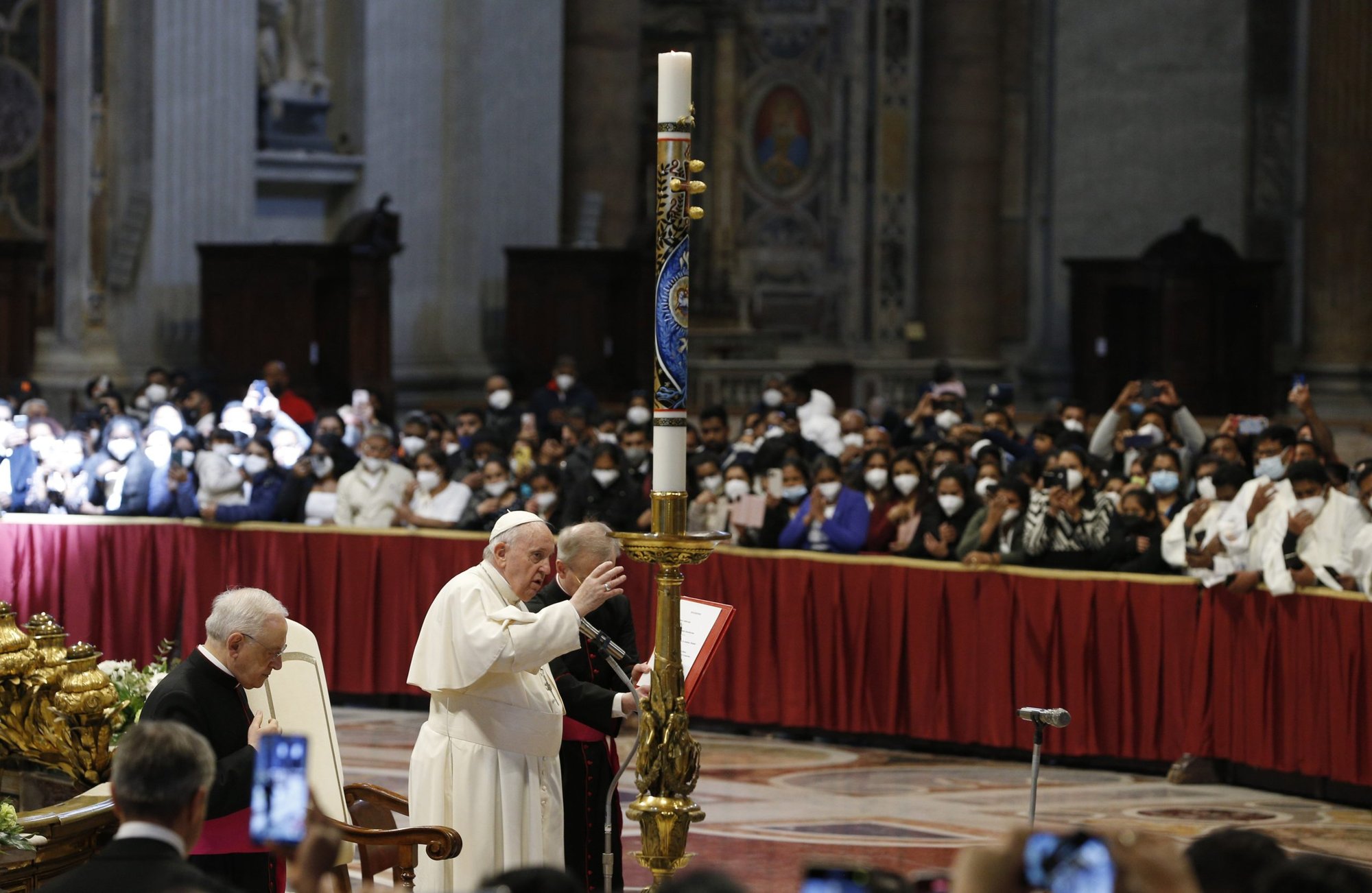 El papa Francisco imparte su bendición mientras saluda a los supervivientes y familiares de las víctimas de los atentados de Semana Santa de 2019 en Sri Lanka, tras la misa celebrada por el cardenal Malcolm Ranjith de Colombo (Sri Lanka) para conmemorar el aniversario de los ataques, en la Basílica de San Pedro del Vaticano el 25 de abril de 2022. El Papa hizo un llamamiento a las autoridades de Sri Lanka para que encuentren la verdad sobre los atentados. (Foto CNS /Paul Haring)