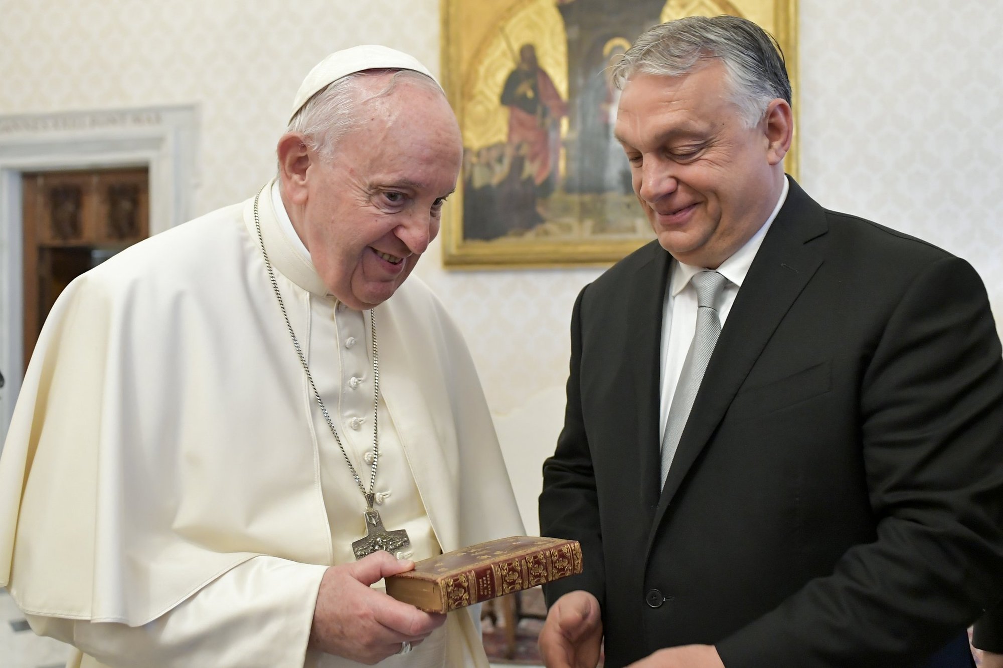 El Papa Francisco recibió en el Vaticano este 21 de abril al primer ministro húngaro, Viktor Orbán. (Foto Twitter Eduard Habsburg)