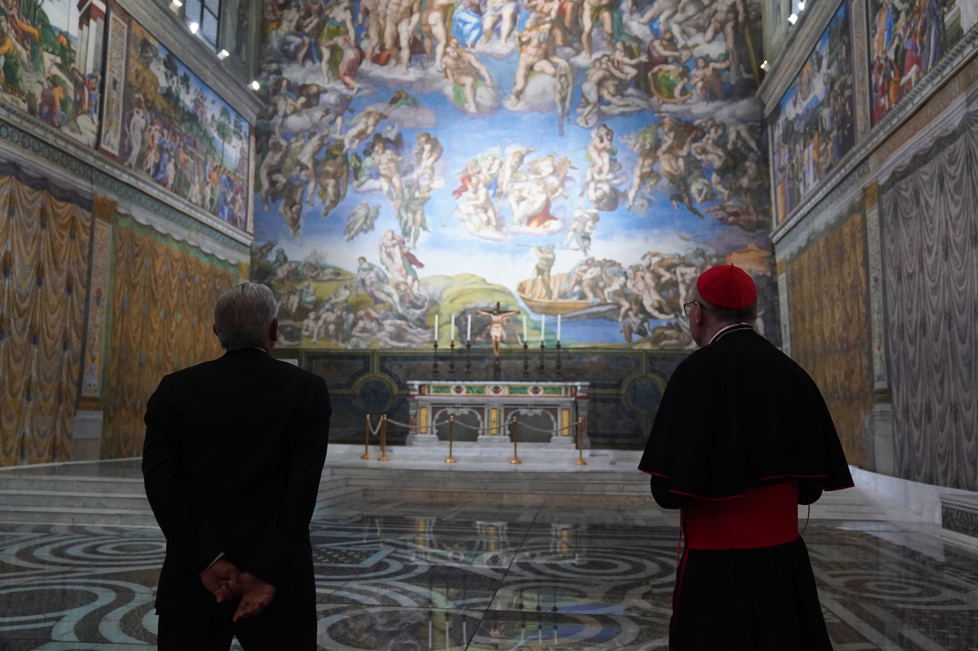 El cardenal Pietro Parolin, máximo diplomático del Vaticano, y el presidente mexicano Manuel López Obrador, recorren una réplica de la Capilla Sixtina, en Ciudad de México. (Foto Twitter López Obrador.)