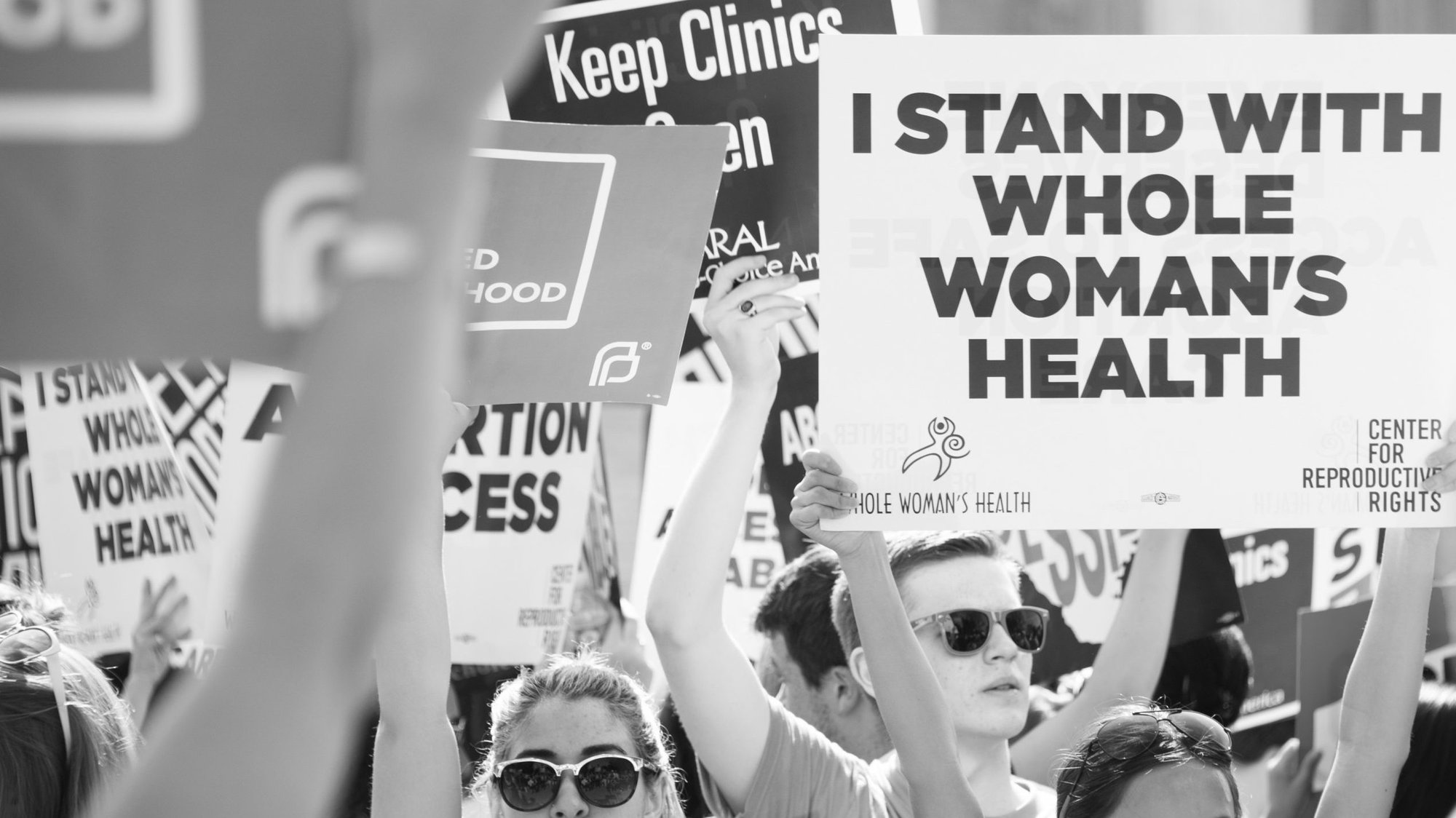 Los defensores del aborto se manifiestan ante el Tribunal Supremo. (Foto Shutterstock)