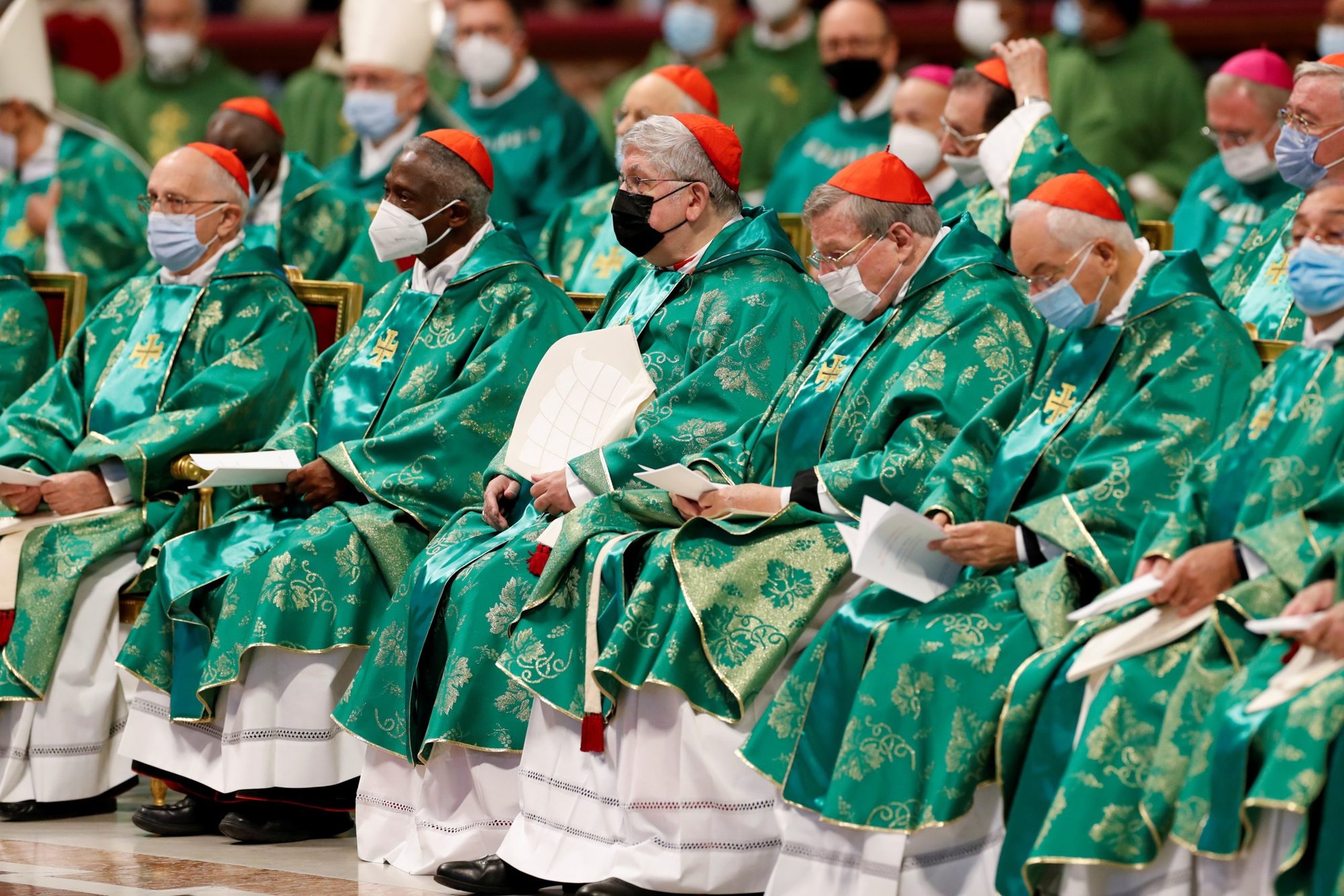 Los cardenales esperan el inicio de la celebración de la misa del Papa Francisco para abrir el proceso que llevará a la asamblea del Sínodo mundial de obispos en 2023, en la Basílica de San Pedro en el Vaticano el 10 de octubre de 2021. (Foto Remo Casilli/Reuters vía CNS)