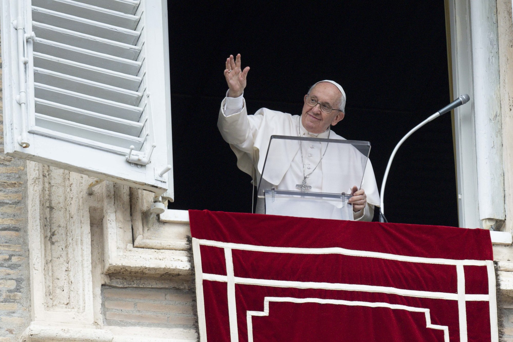 El Papa Francisco saluda a la multitud mientras dirige el "Regina Coeli" desde la ventana de su estudio con vistas a la Plaza de San Pedro en el Vaticano el 1 de mayo de 2022. El Papa hizo un llamamiento a la paz en Ucrania y calificó el sufrimiento de ancianos y niños vulnerables como una "macabra regresión de la humanidad." (Foto CNS/Vatican Media)