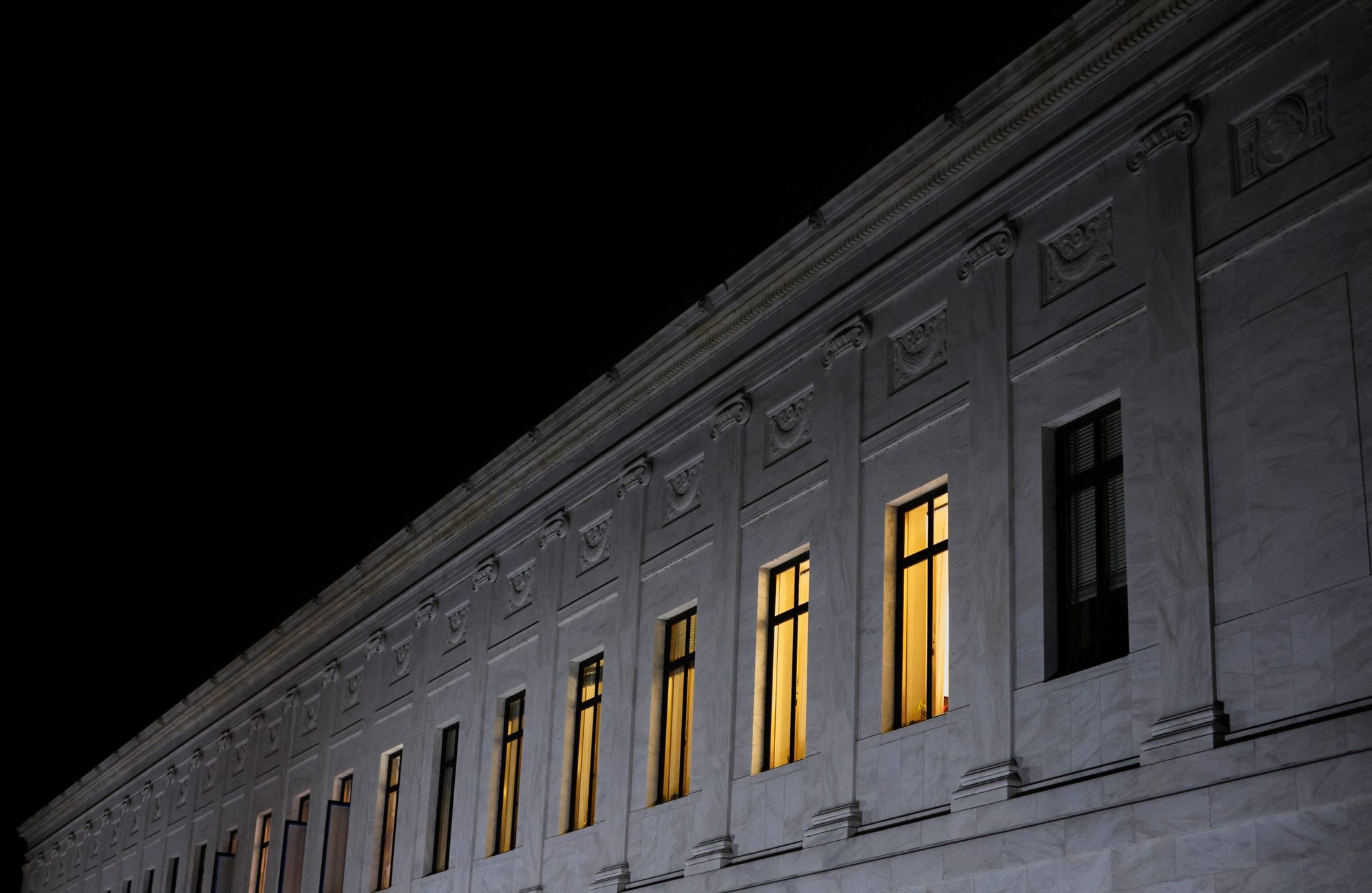 Las luces arden en el interior de las oficinas del Tribunal Supremo de EE.UU. en Washington el 2 de mayo de 2022, después de la filtración de un borrador de la opinión mayoritaria escrita por el juez Samuel Alito, que prepara a la mayoría del tribunal para anular la histórica decisión sobre el derecho al aborto Roe v. Wade a finales de este año. (Foto CNS /Jonathan Ernst, Reuters)