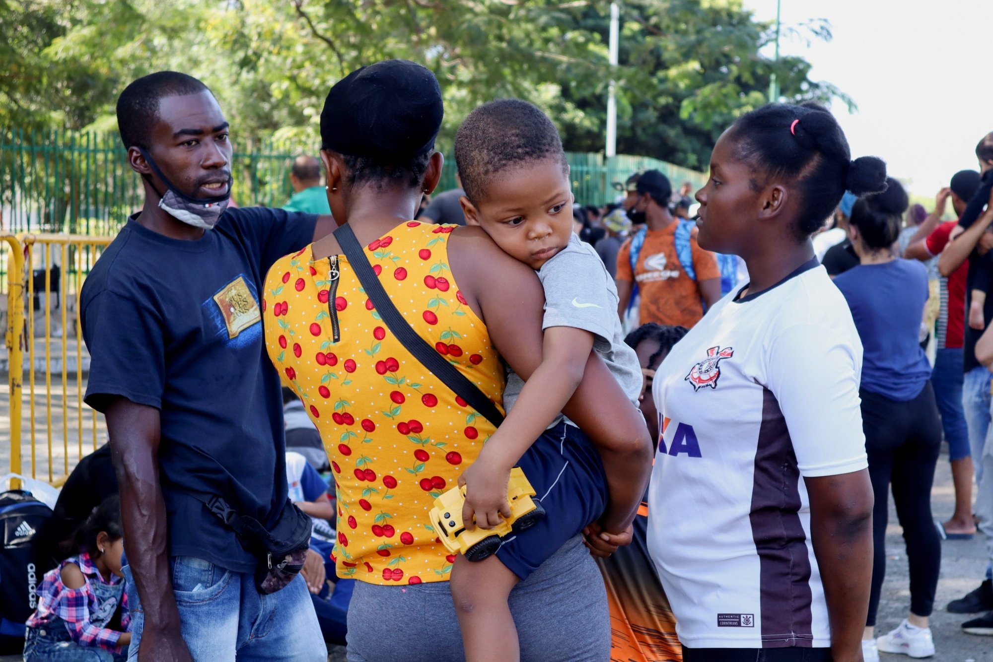 Migrantes haitianos hacen fila mientras esperan un código QR para registrar su situación migratoria en Tapachula, México, el 29 de diciembre de 2021. La Diócesis de Nuevo Laredo ha emitido un llamado urgente de asistencia ante la llegada de cientos de migrantes haitianos en zonas a menudo violentas, pero que llegan con la esperanza de solicitar asilo en los Estados Unidos cuando el Título 42 termine en mayo. (Foto CNS/José Torres, Reuters)